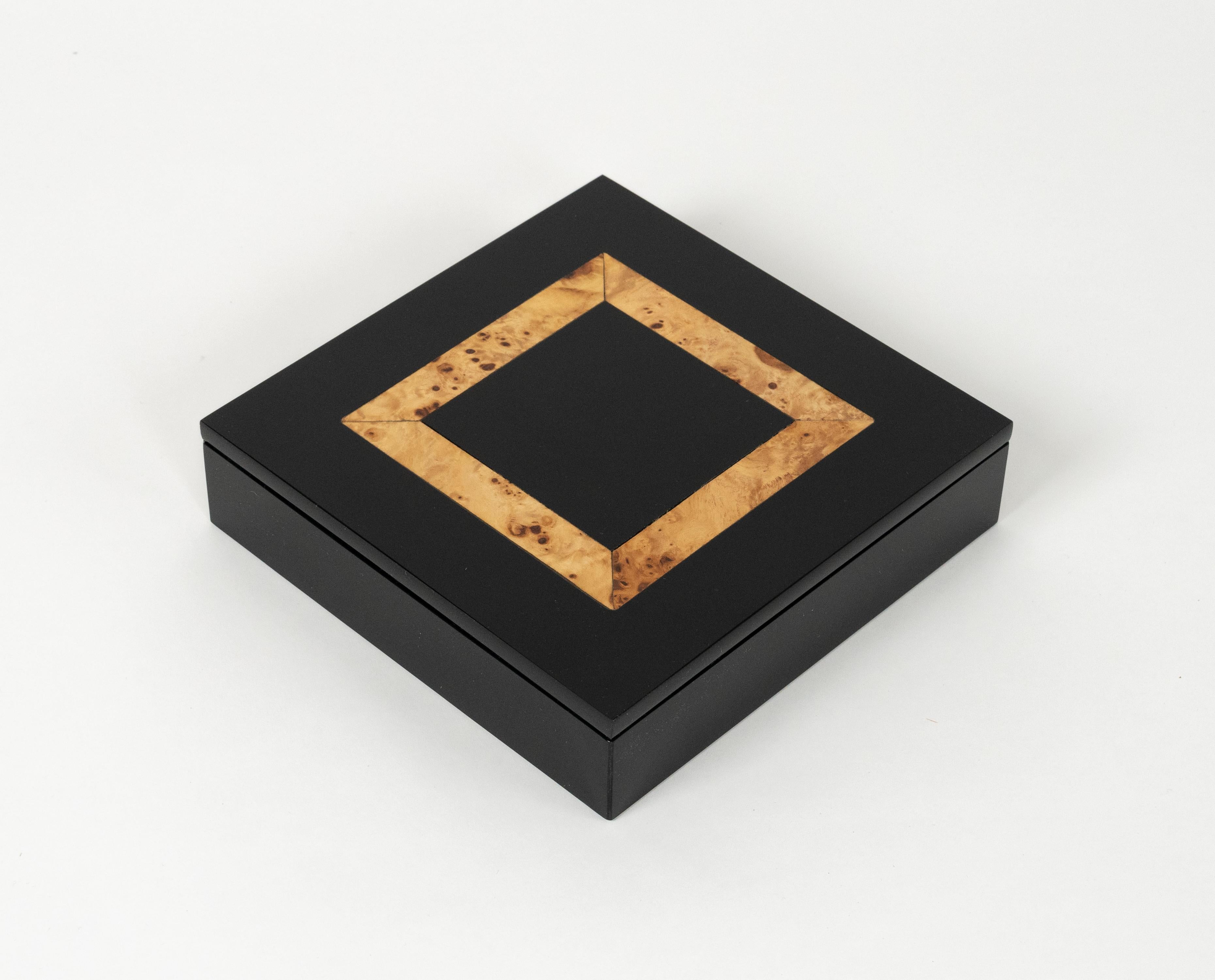 Preciosa caja decorativa cuadrada de mediados de siglo en acrílico negro y madera, de Tommaso Barbi.

Fabricado en Italia en la década de 1970.

Un objeto de escritorio perfecto o una idea de regalo.


