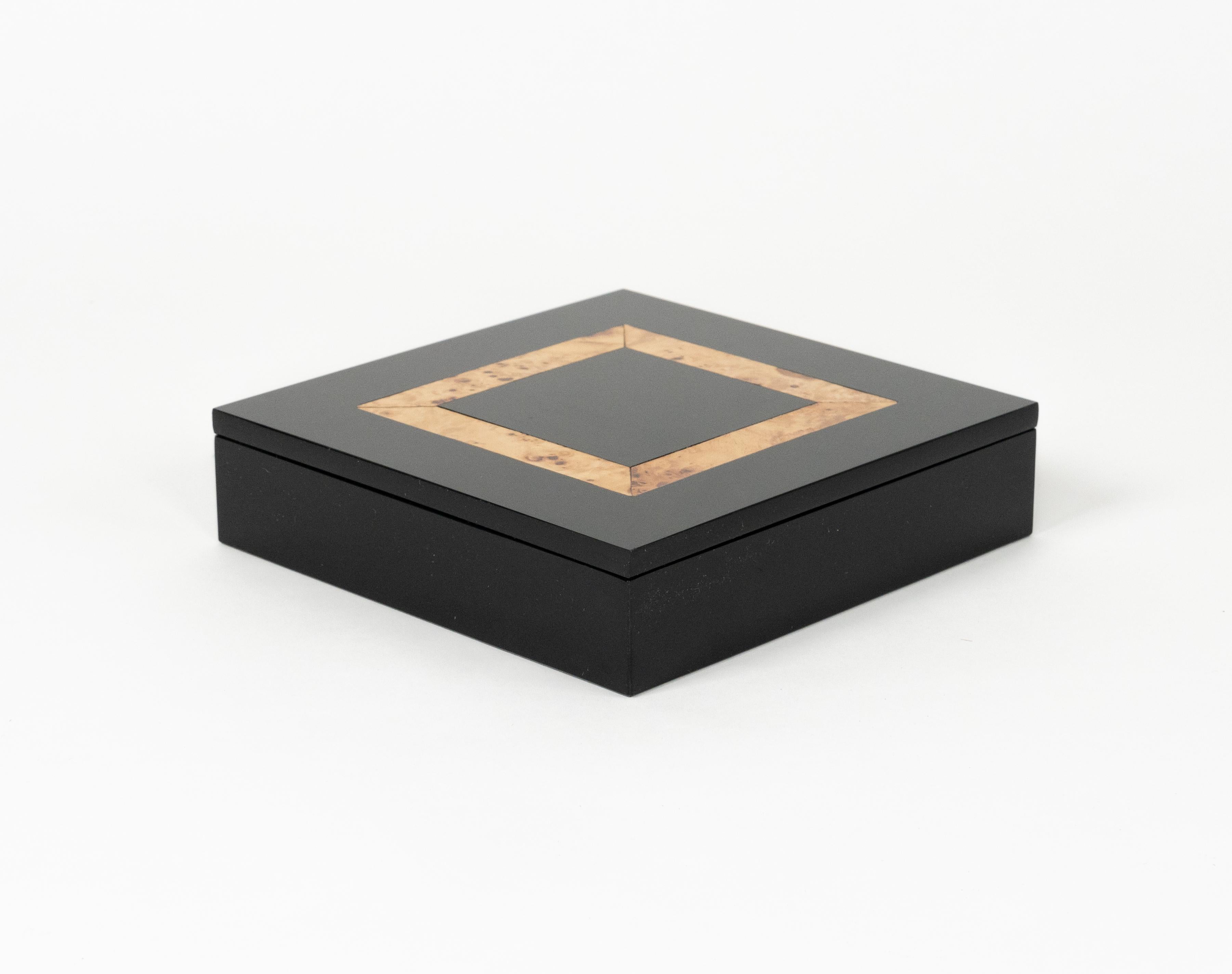 Caja cuadrada de mediados de siglo en acrílico negro y madera de Tommaso Barbi, Italia Años 70 Moderno de mediados de siglo en venta
