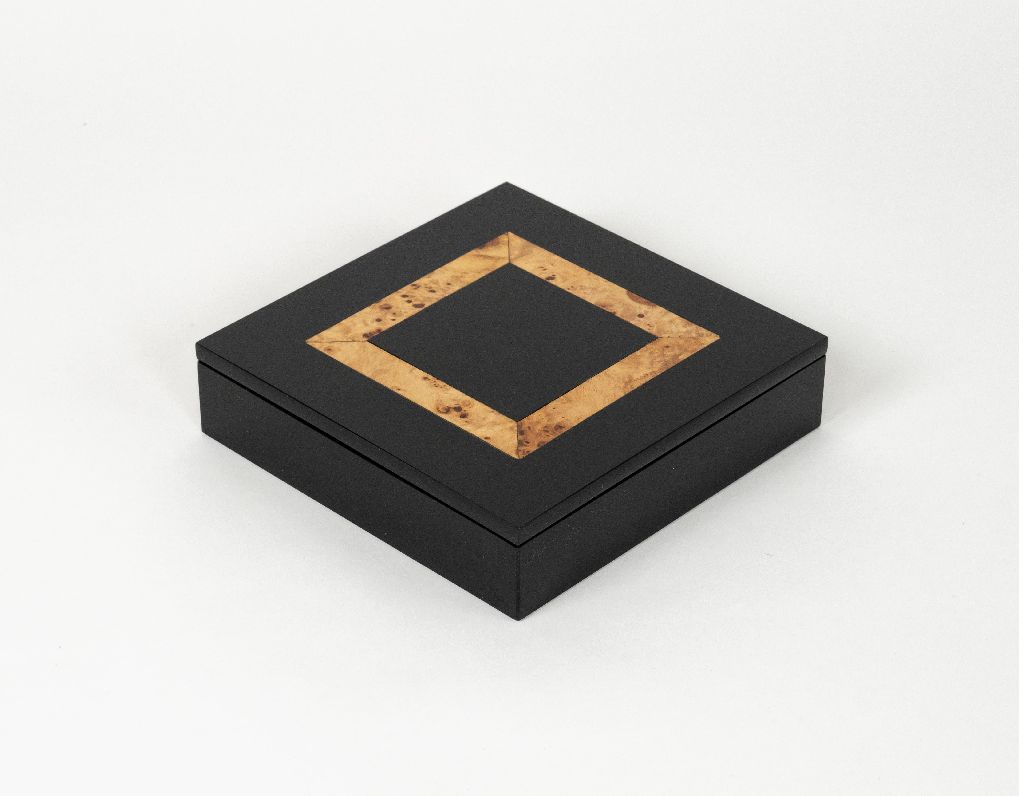 Caja cuadrada de mediados de siglo en acrílico negro y madera de Tommaso Barbi, Italia Años 70 Italiano en venta
