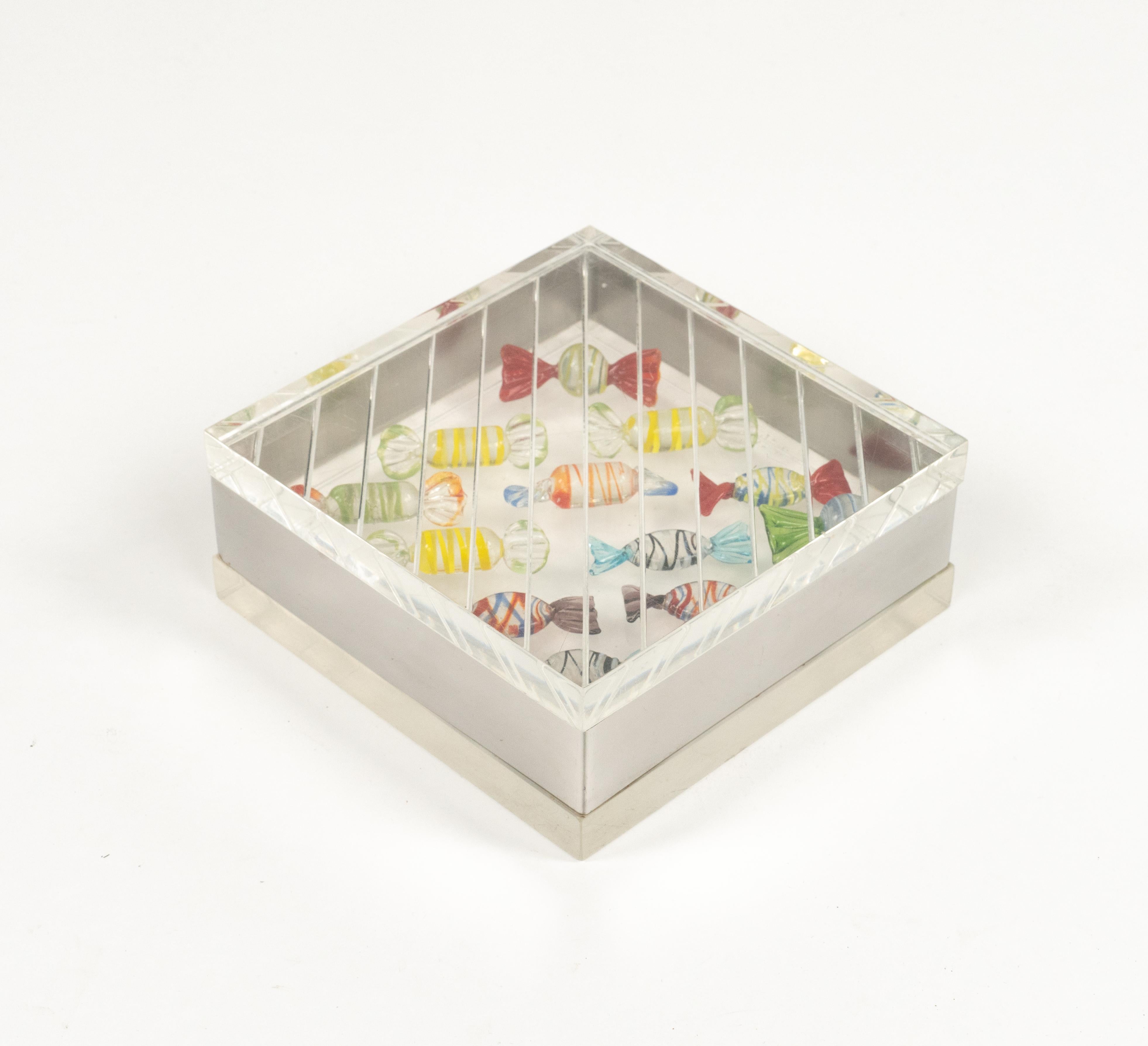Caja decorativa cuadrada de mediados de siglo en lucita y cromo, Italia Años 70 en venta 5