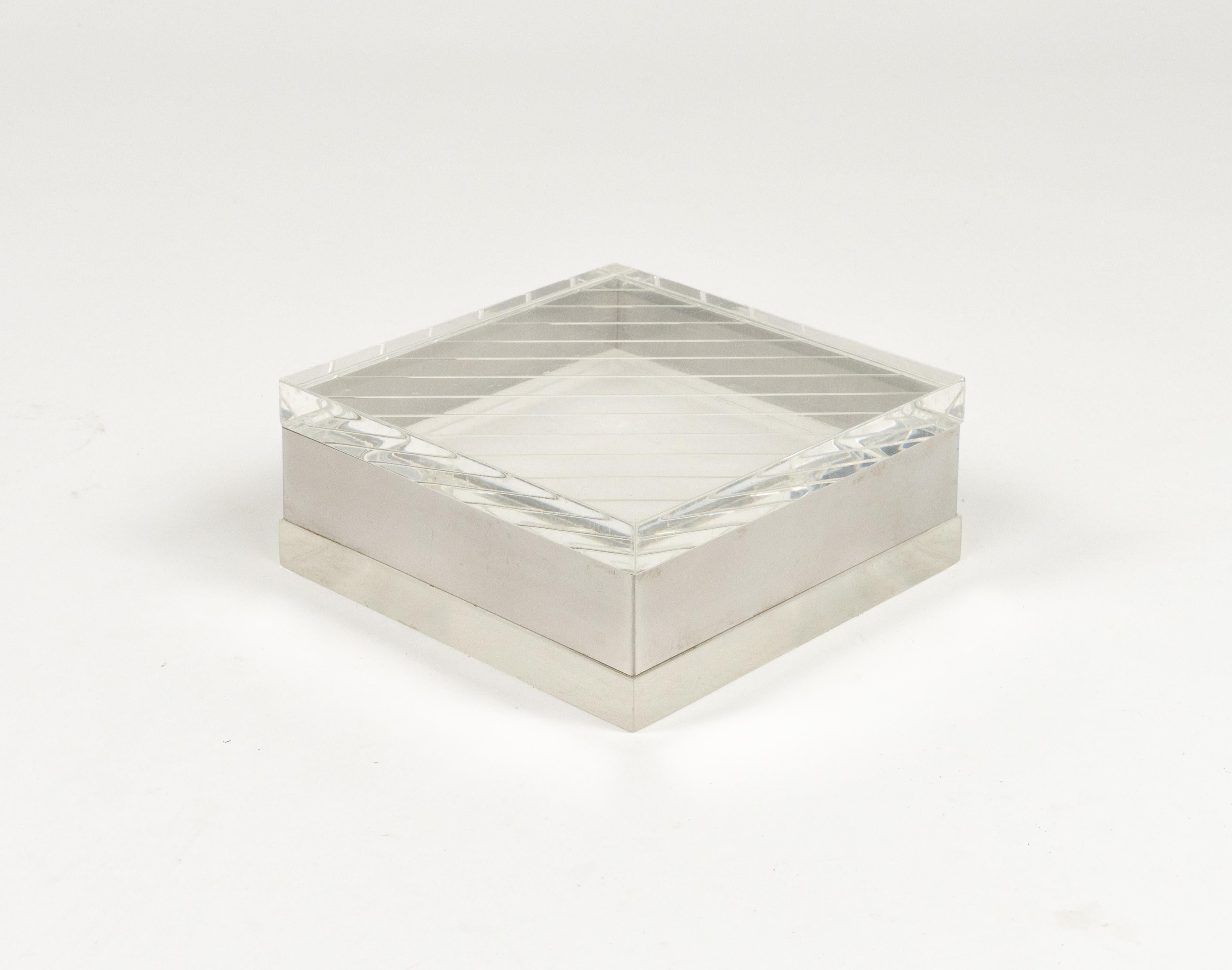 Preciosa caja decorativa cuadrada de mediados de siglo en lucita y cromo al estilo de Gabriella Crespi.

Fabricado en Italia en la década de 1970.

Un objeto de escritorio perfecto o una idea de regalo.
