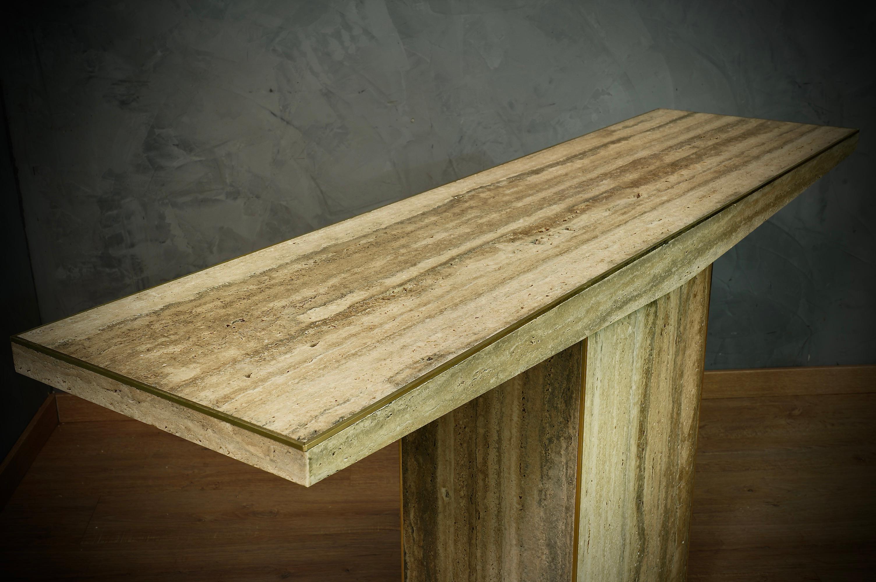 italien Table console du milieu du siècle en travertin quadrillé et laiton, 2020 en vente
