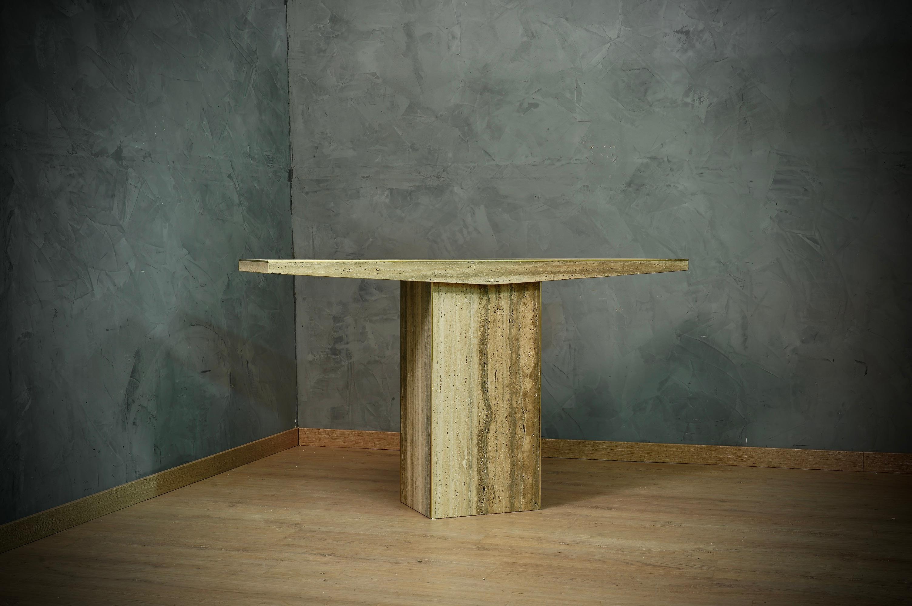 Console au design linéaire et élégant, une belle sculpture due également à l'union de deux matériaux complètement différents comme le travertin et le laiton.

La console se compose d'un plateau en travertin lisse avec des moulures le long du