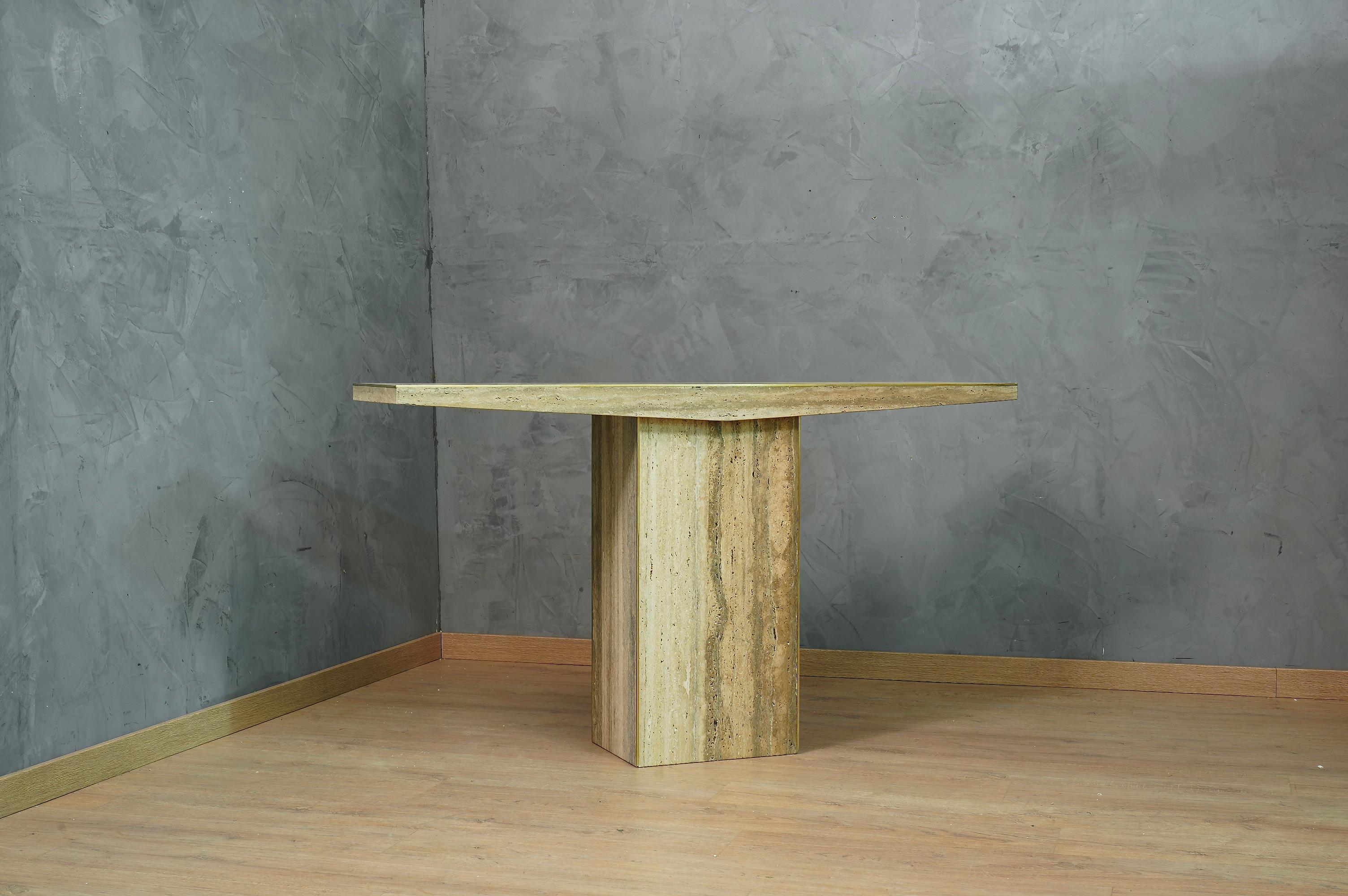 MidCentury Squared Travertine and Brass Console Table, 2020 In Good Condition For Sale In Rome, IT