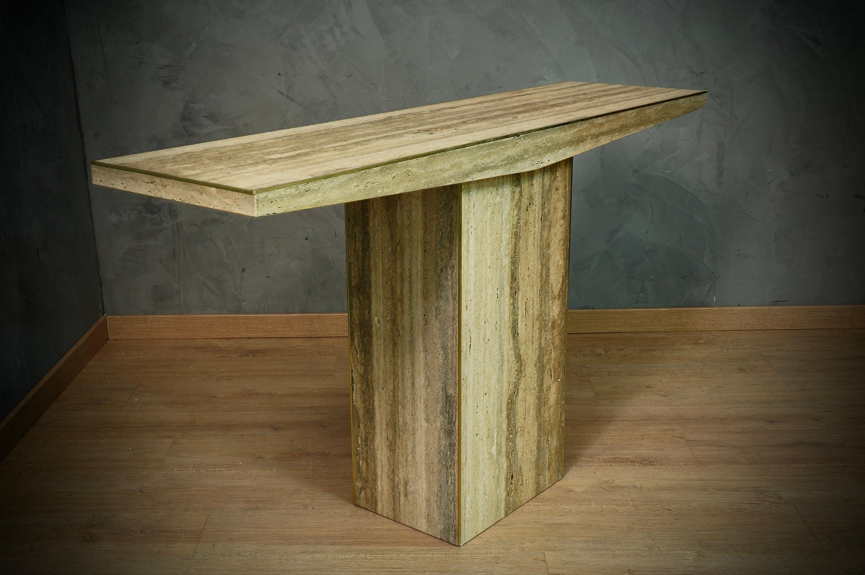 XXIe siècle et contemporain Table console du milieu du siècle en travertin quadrillé et laiton, 2020 en vente