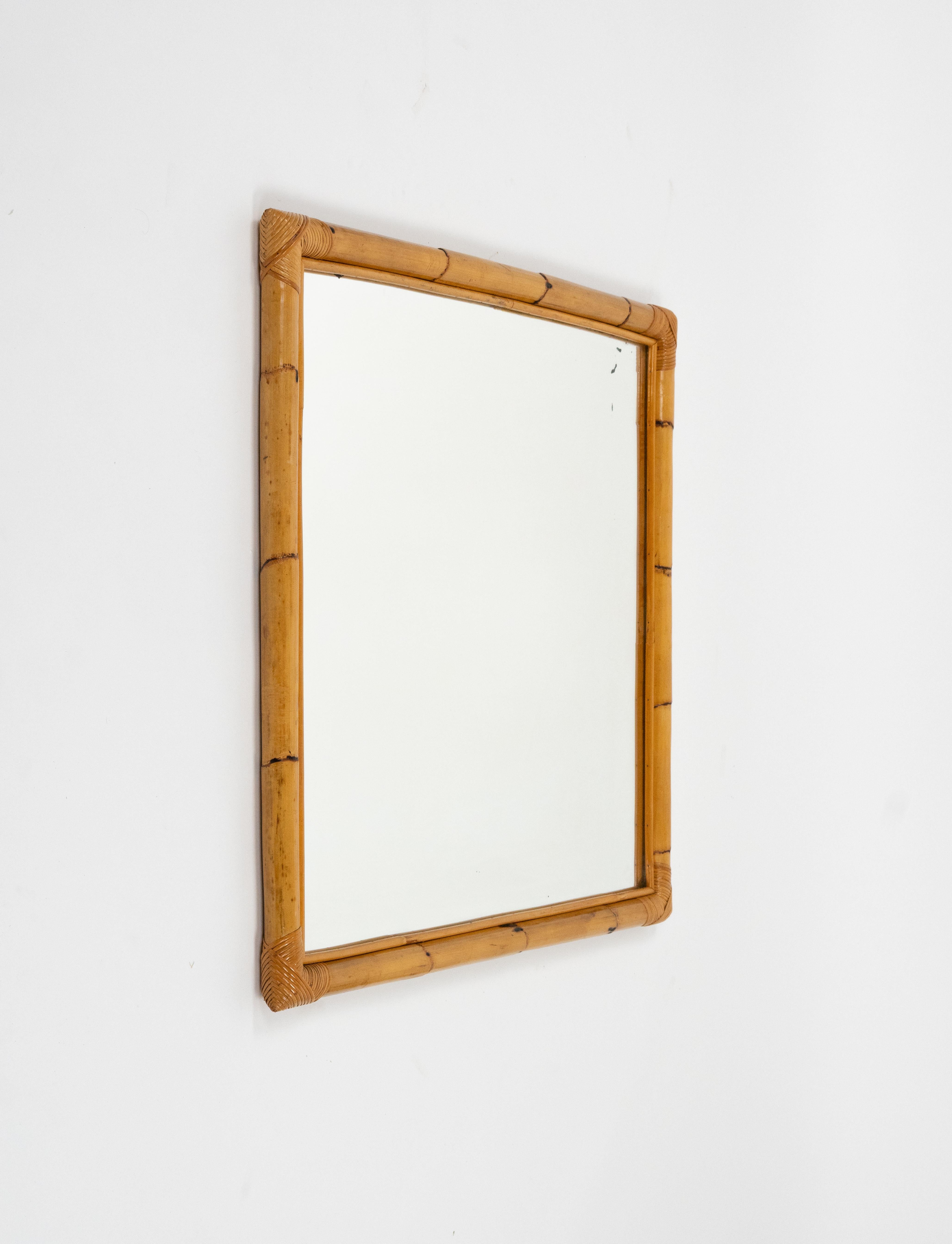 Midcentury beautiful large squared wall mirror in rattan and bamboo.

Made in Italy in the 1970s.

This item is perfect for a midcentury style living room project.