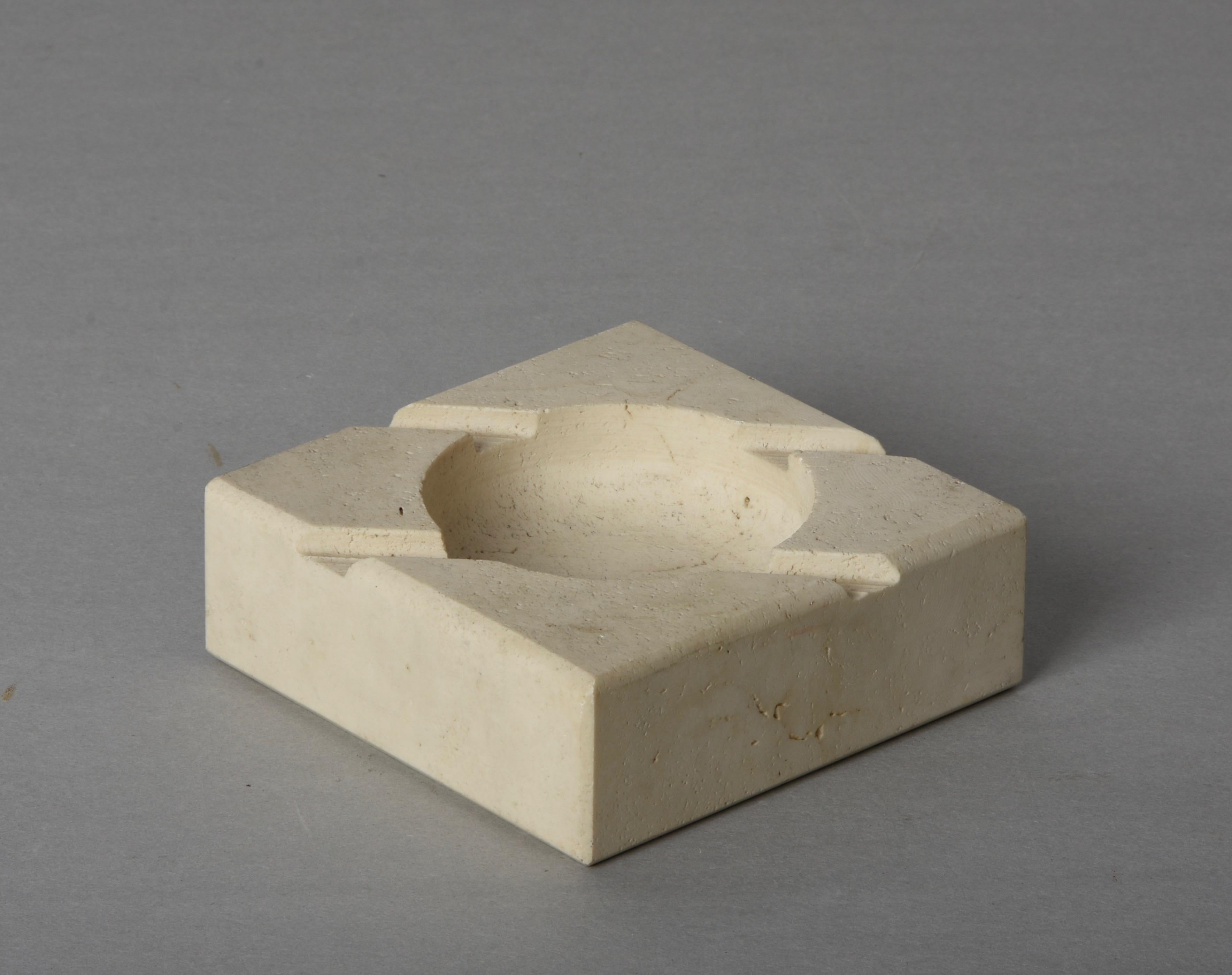 Elegant midcentury squared white travertine marble ashtray. This fantastic piece was designed in Italy during the 1970s after Fratelli Mannelli.

This wonderful item took inspiration from the pieces of this 1970s design duo because of the material