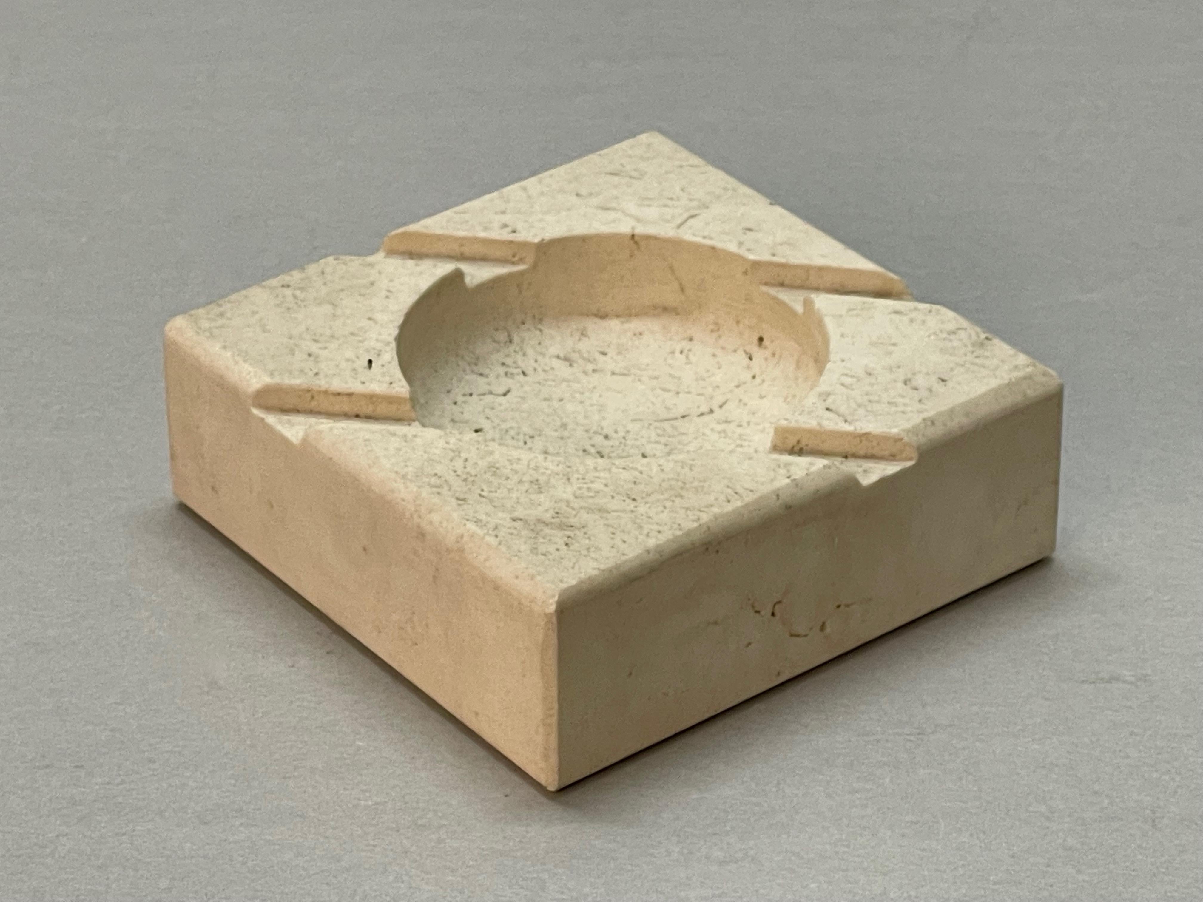 Midcentury Squared White Travertine Marble Italian Ashtray After Mannelli, 1970s In Good Condition For Sale In Roma, IT