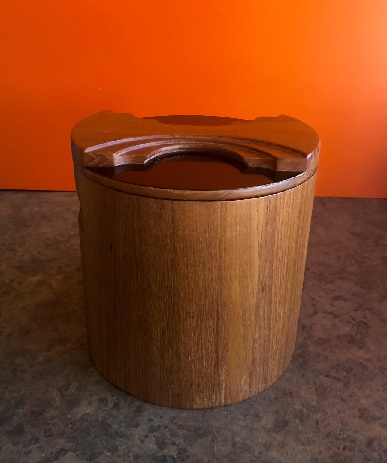 A very nice midcentury staved teak and black plastic ice bucket by Georges Briard, circa 1970s. The piece is very solid and sturdy.