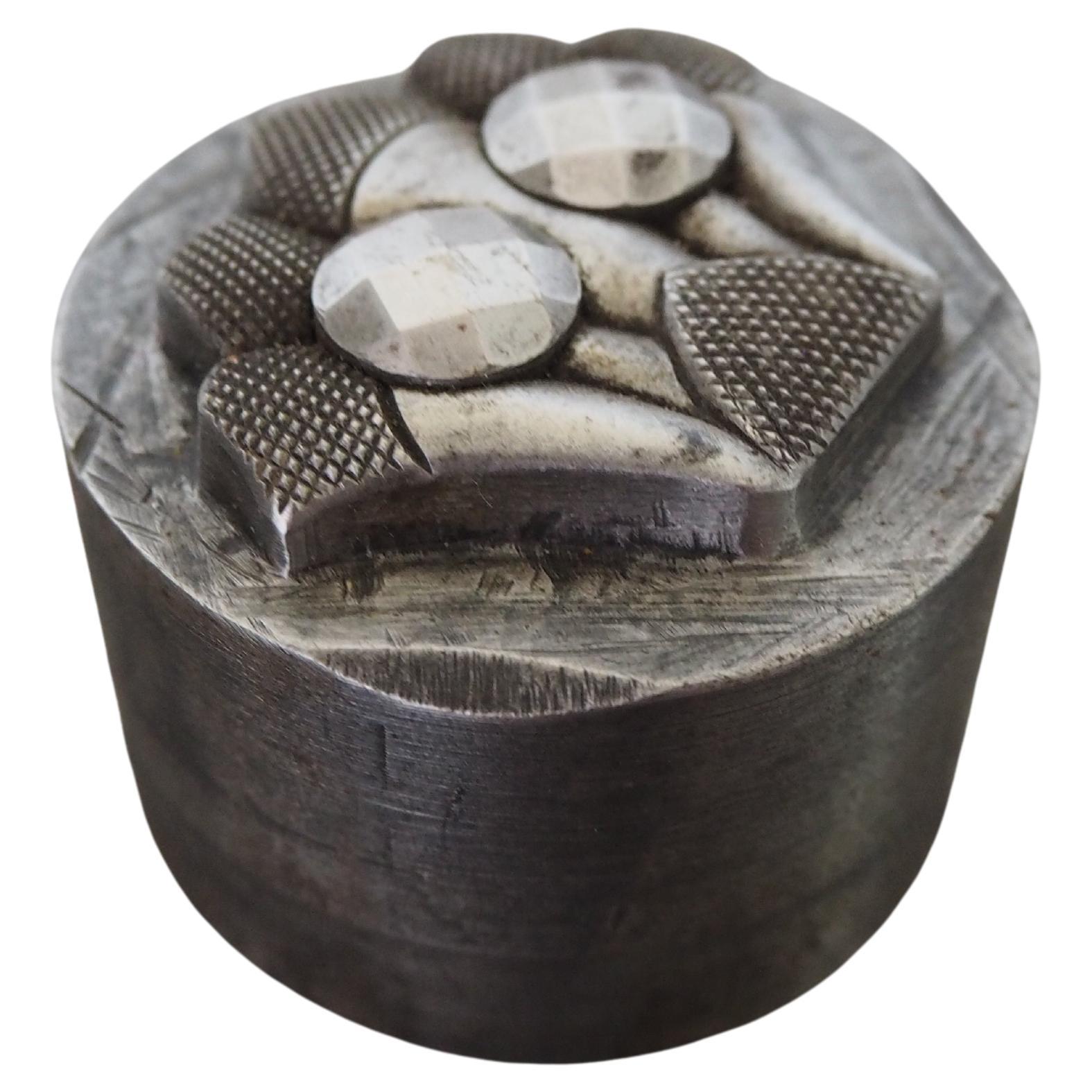 Fermacarte in acciaio del Medioevo , Europa, anni 
50