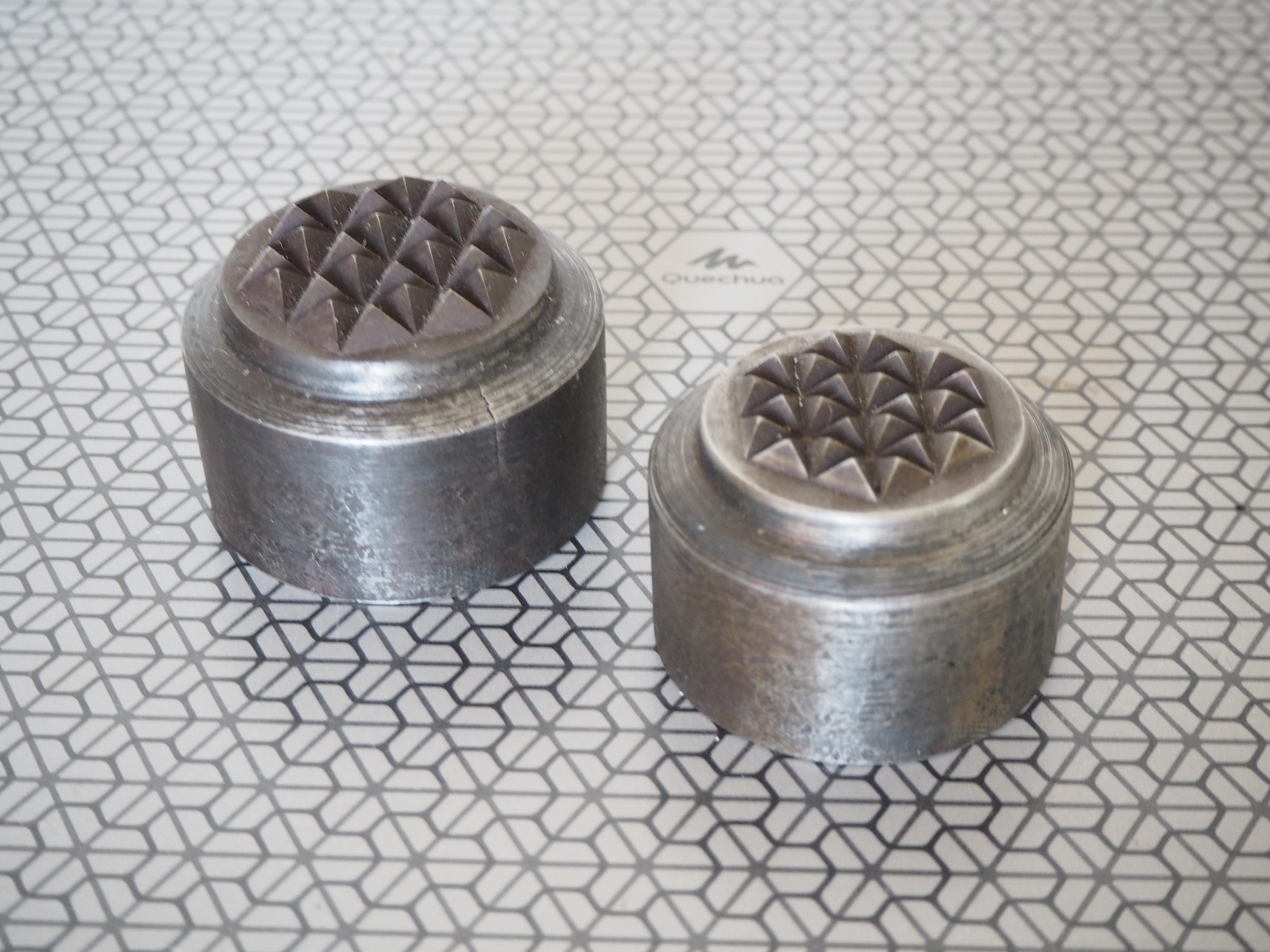 Hergestellt aus Stahl
im Originalzustand
 Gebrauchsspuren
Seine Form aus einer alten Plastikfabrik