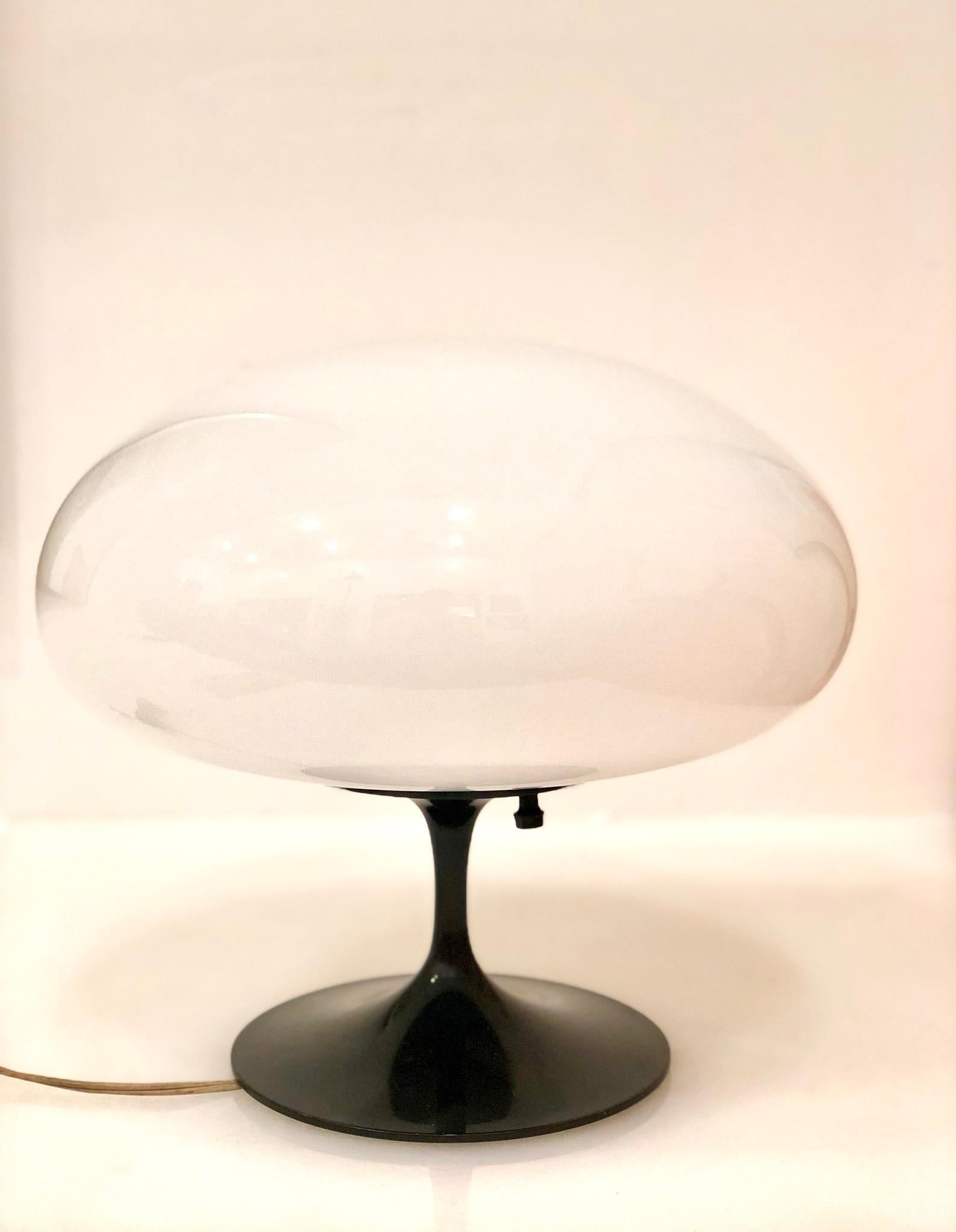 Rare mushroom tulip table lamp by Billy Curry / Design Line for Stemlite, circa 1960s. Nice black original enameled finish. I perfect working condition.