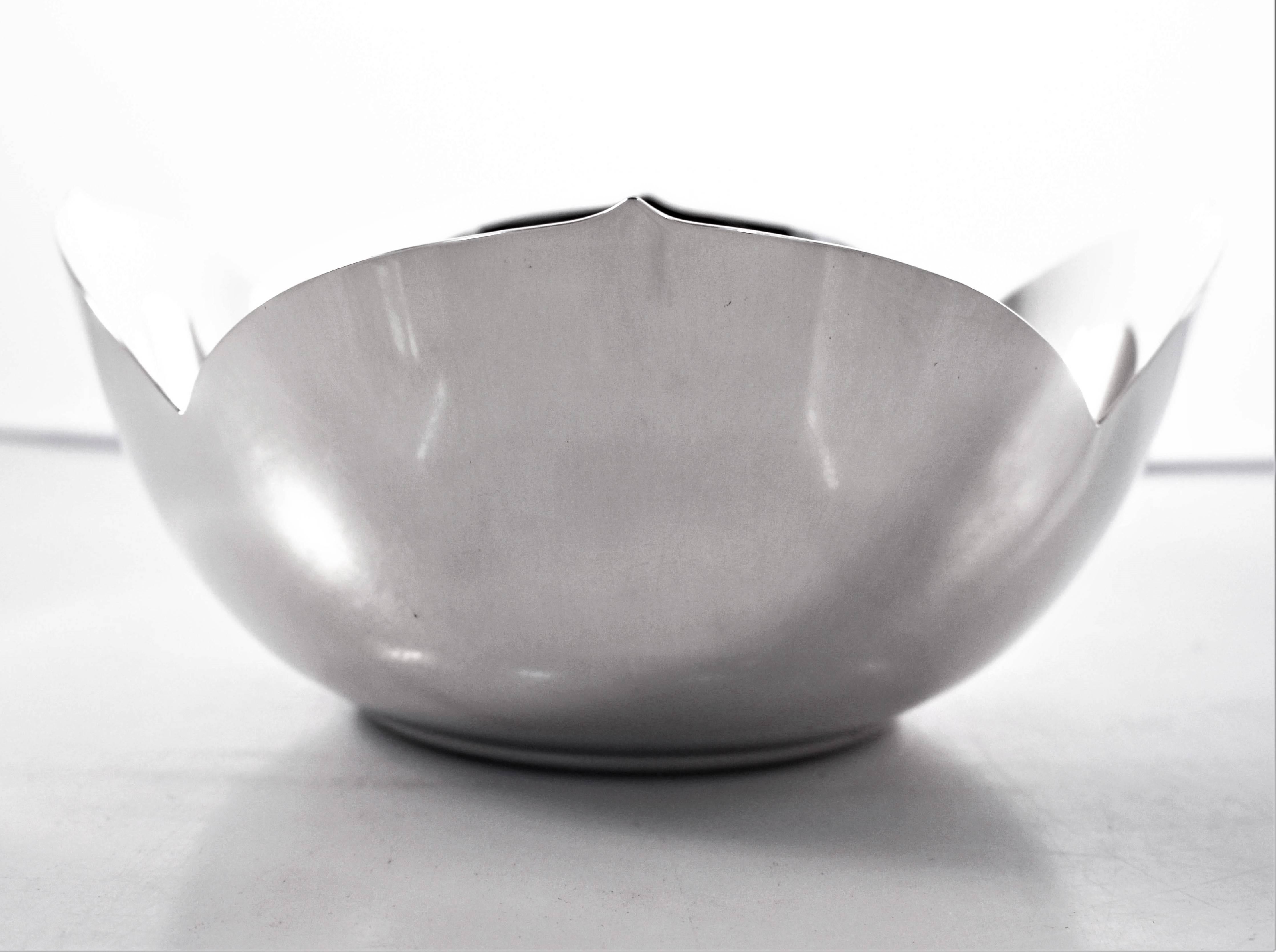 Considered one of the greatest silversmith, Tiffany & Company hollowware is known for its chic designs and its heavy weight. Here we have a midcentury sleek bowl with four pointed tips. It looks like an open flower with its leaf-like design. The