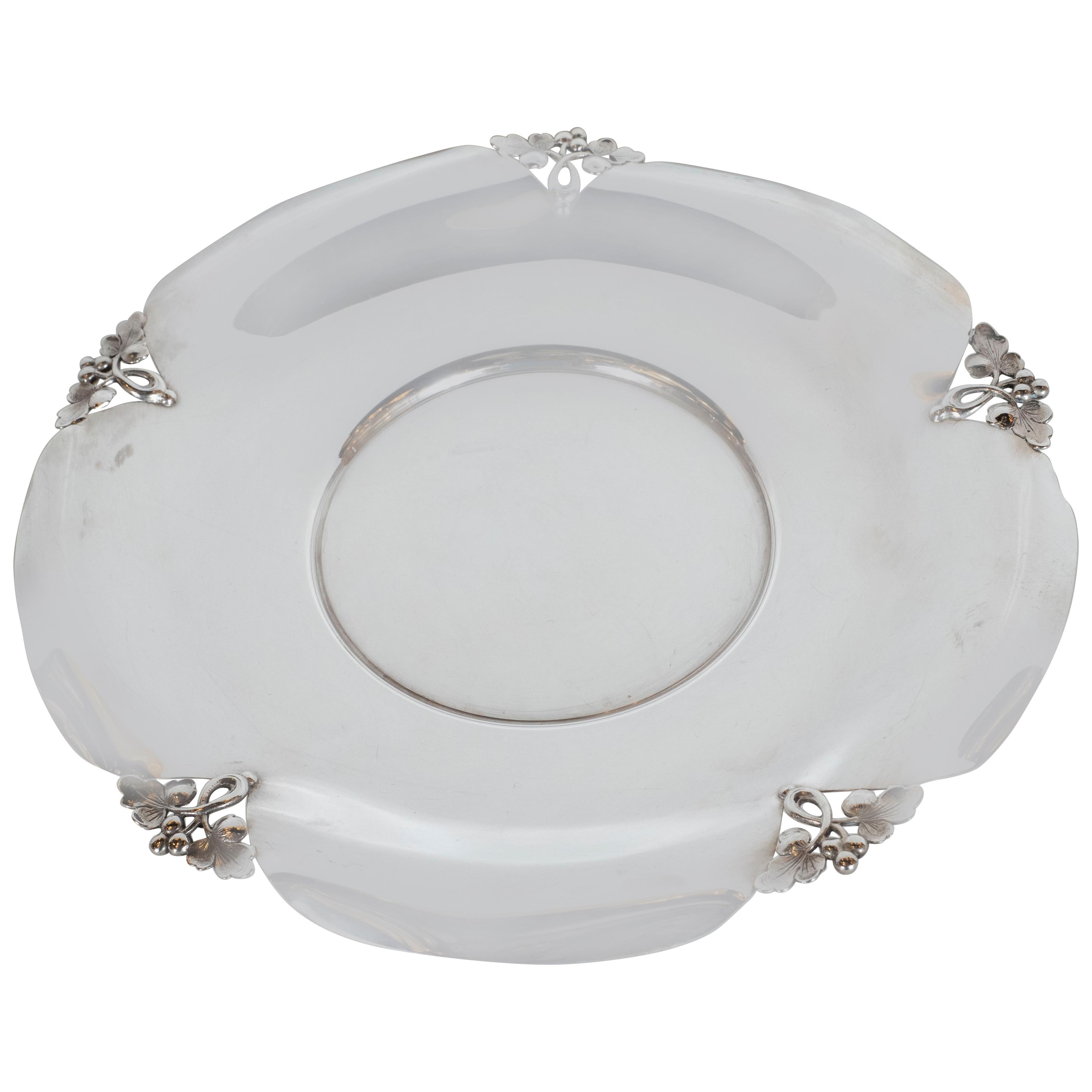 Plato Decorativo de Plata de Ley de Mediados de Siglo con Bandeja Foliada de J.E. Compañía Caldwell