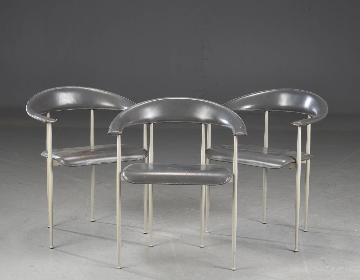 Armchairs, lacquered metal frame, upholstered with patinated gray leather. Measure: Seat height 45 cm.
Signs of wear, marks and wear.
Delivery item 2-3 weeks.