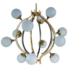 Lampadario Stilnovo di metà secolo in ottone e 12 globi opalini, Italia 1950