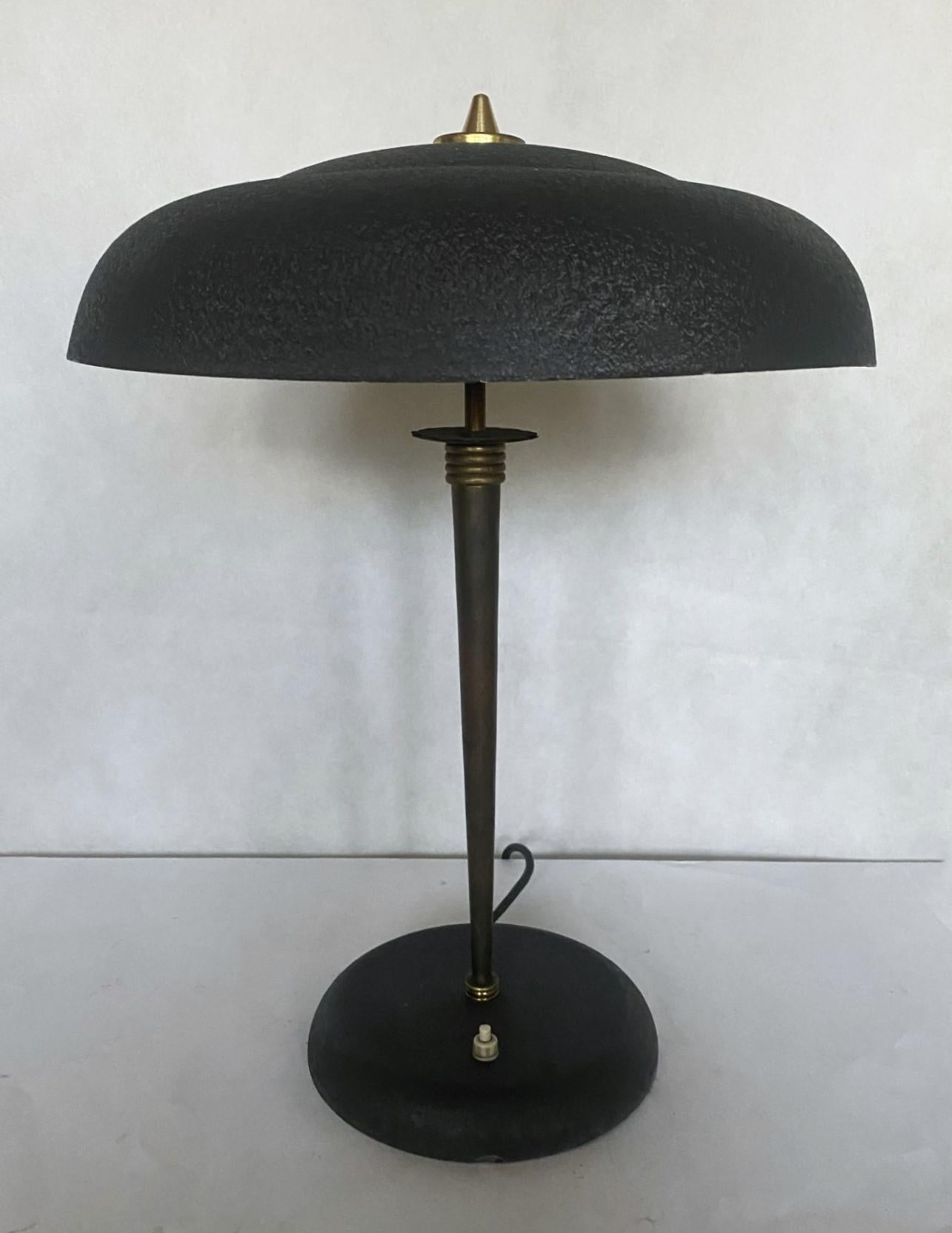 Midcentury Stilnovo two-light desk or table lamp in brass with black enameled metal base and shade (inside off-white), Italy, 1950s. Beautiful, minimalistic design and in very good vintage condition, with original pressure switch on the base, fully