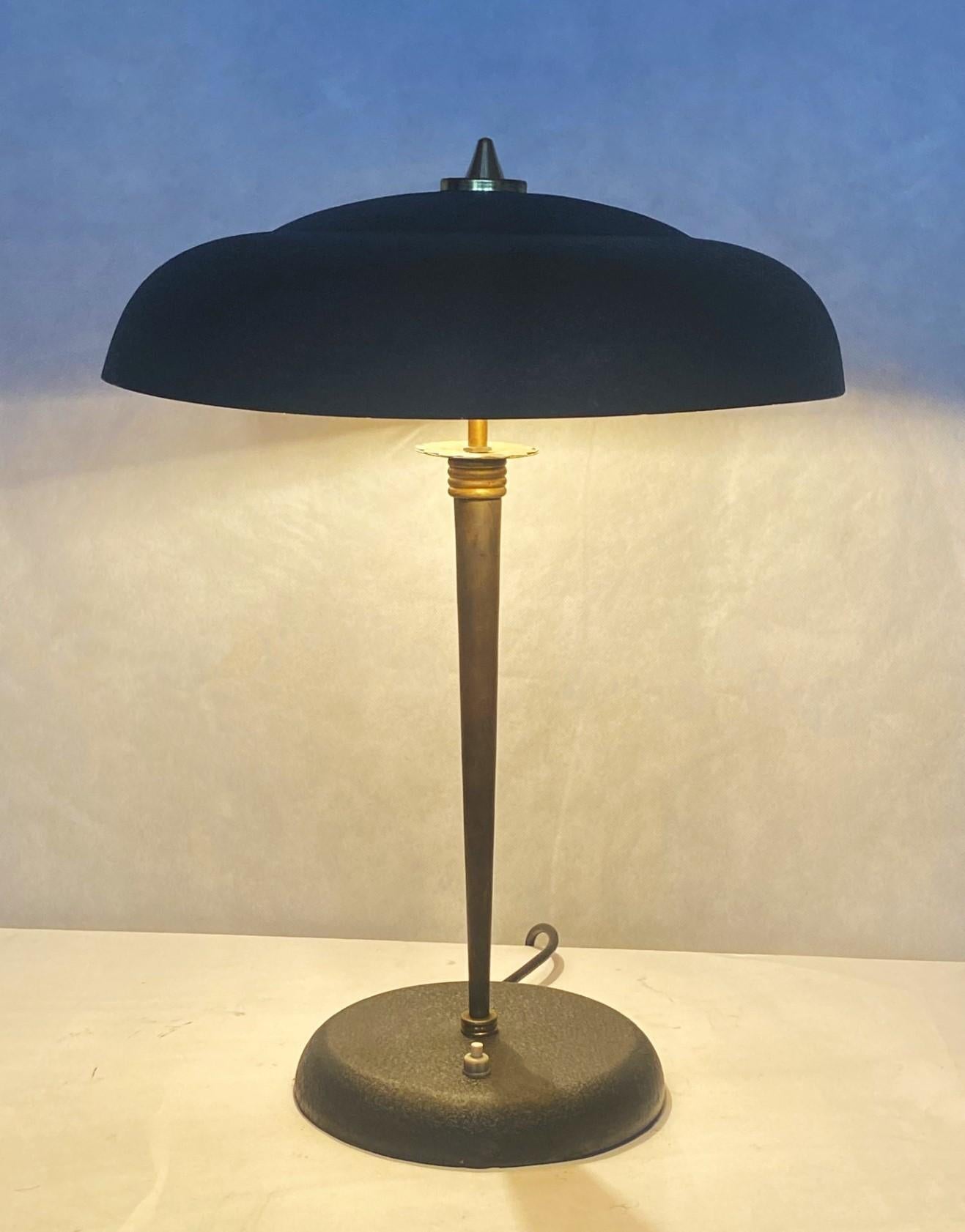 German Midcentury Stilnovo Desk or Table Lamp Brass Black Enameled Metal, Iataly, 1950s For Sale