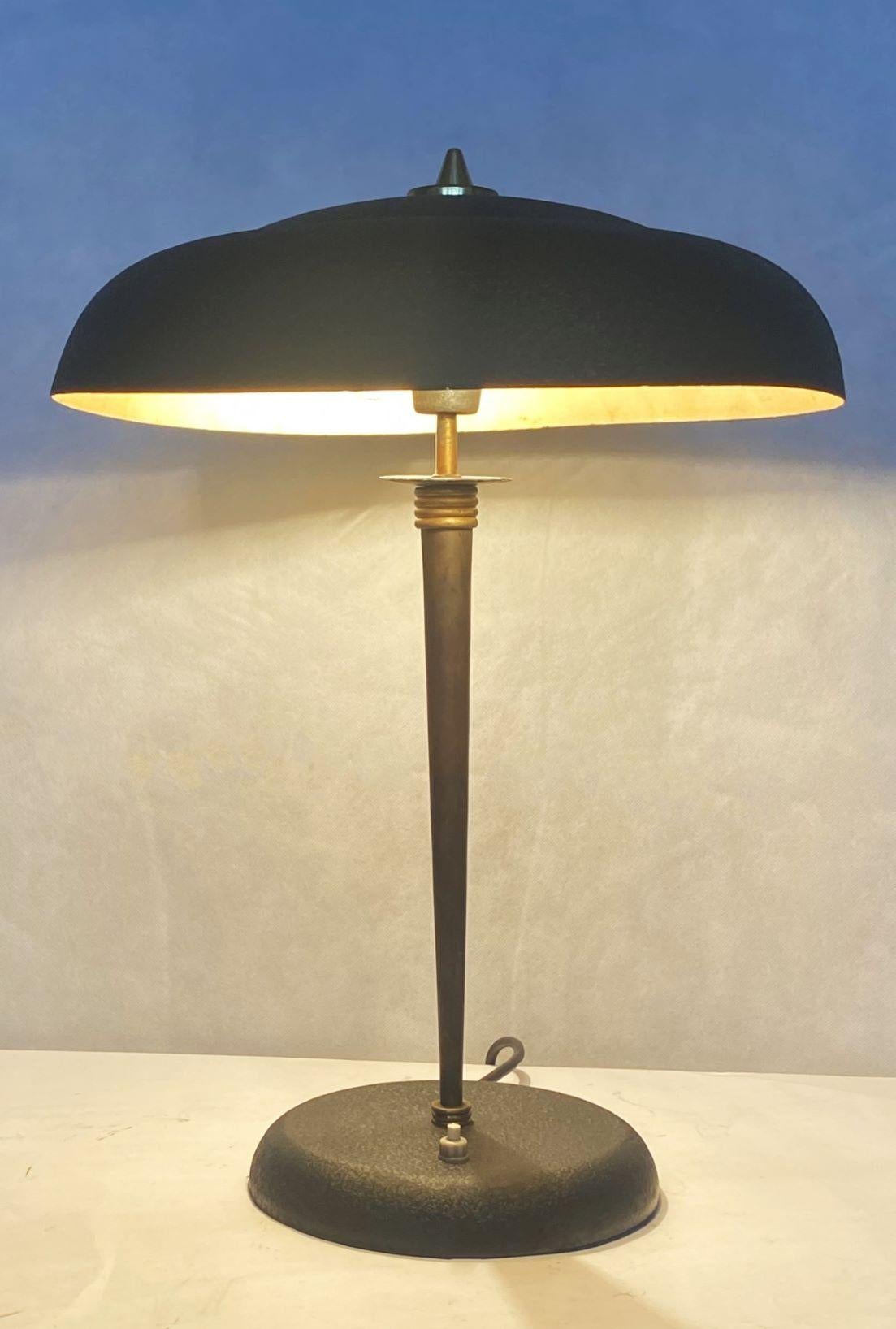 Émaillé Lampe de bureau ou de table Stilnovo du milieu du siècle, métal émaillé noir, Italie, années 1950 en vente