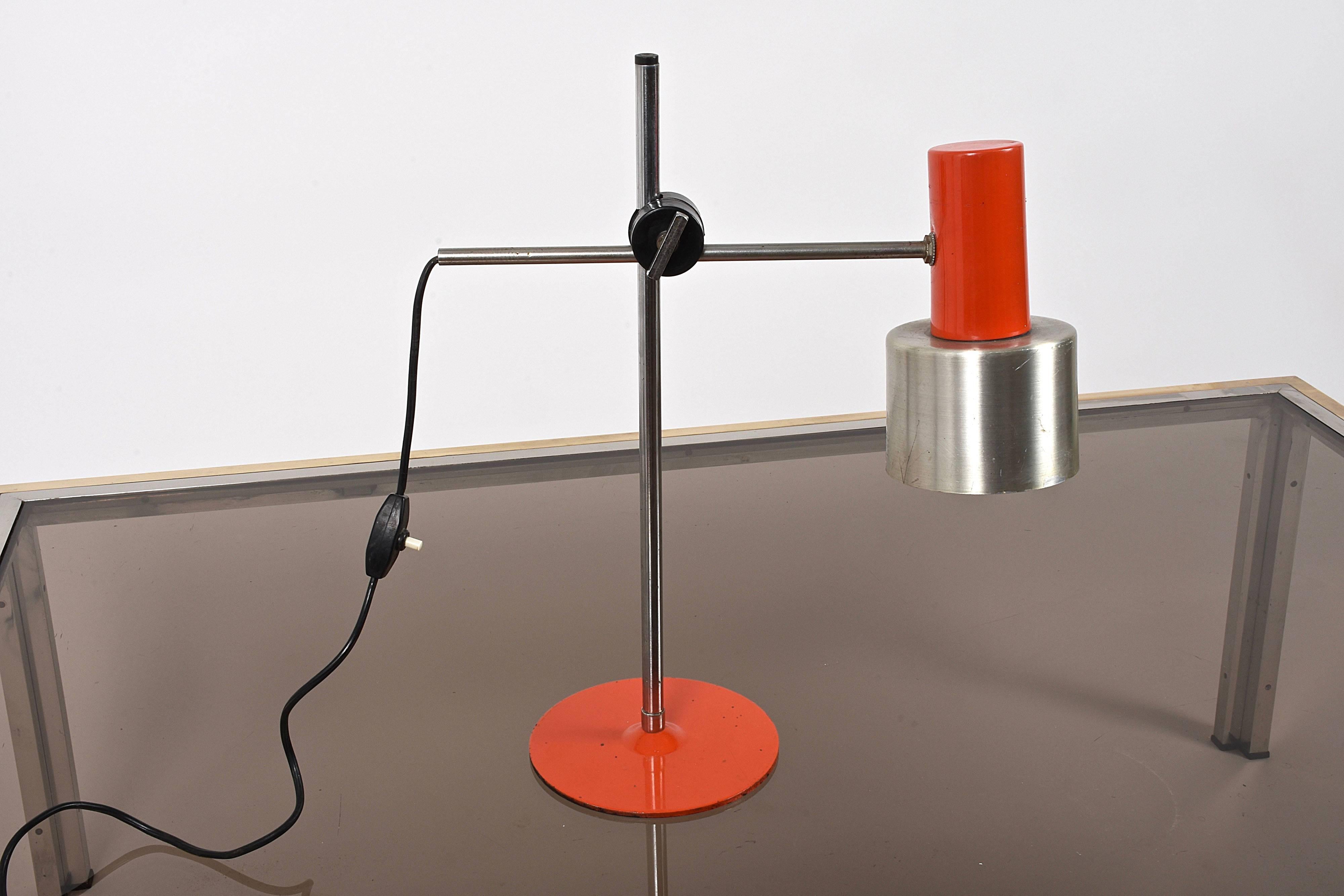 Amazing midcentury orange metal and aluminium adjustable table lamp. Ce merveilleux article a été produit en Italie dans les années 1960 pour Stilnovo.

Cette pièce fantastique présente des lignes uniques et très élégantes et une étonnante