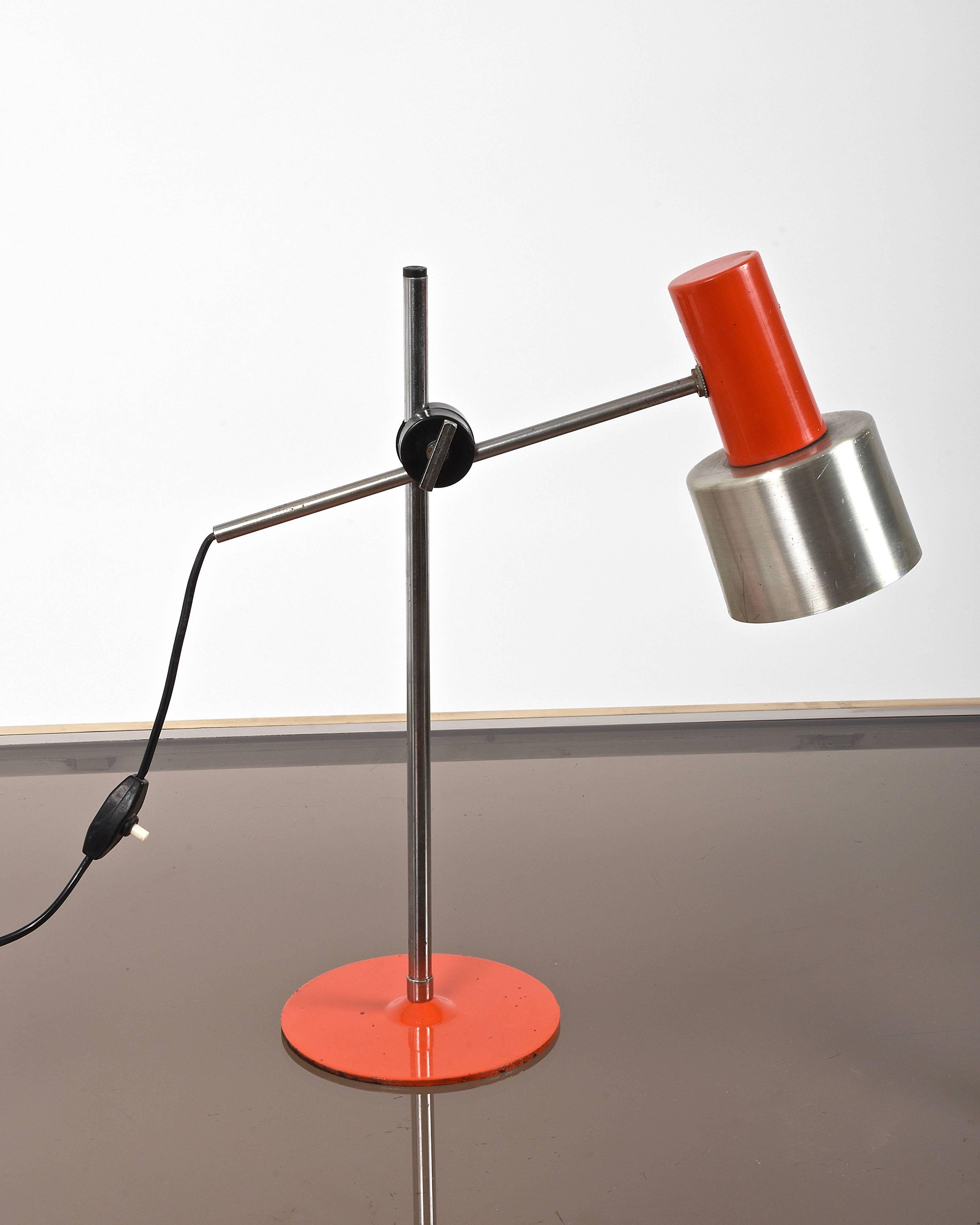European Midcentury Stilnovo Orange Metal and Aluminium Adjustable Table Lamp, 1960s For Sale