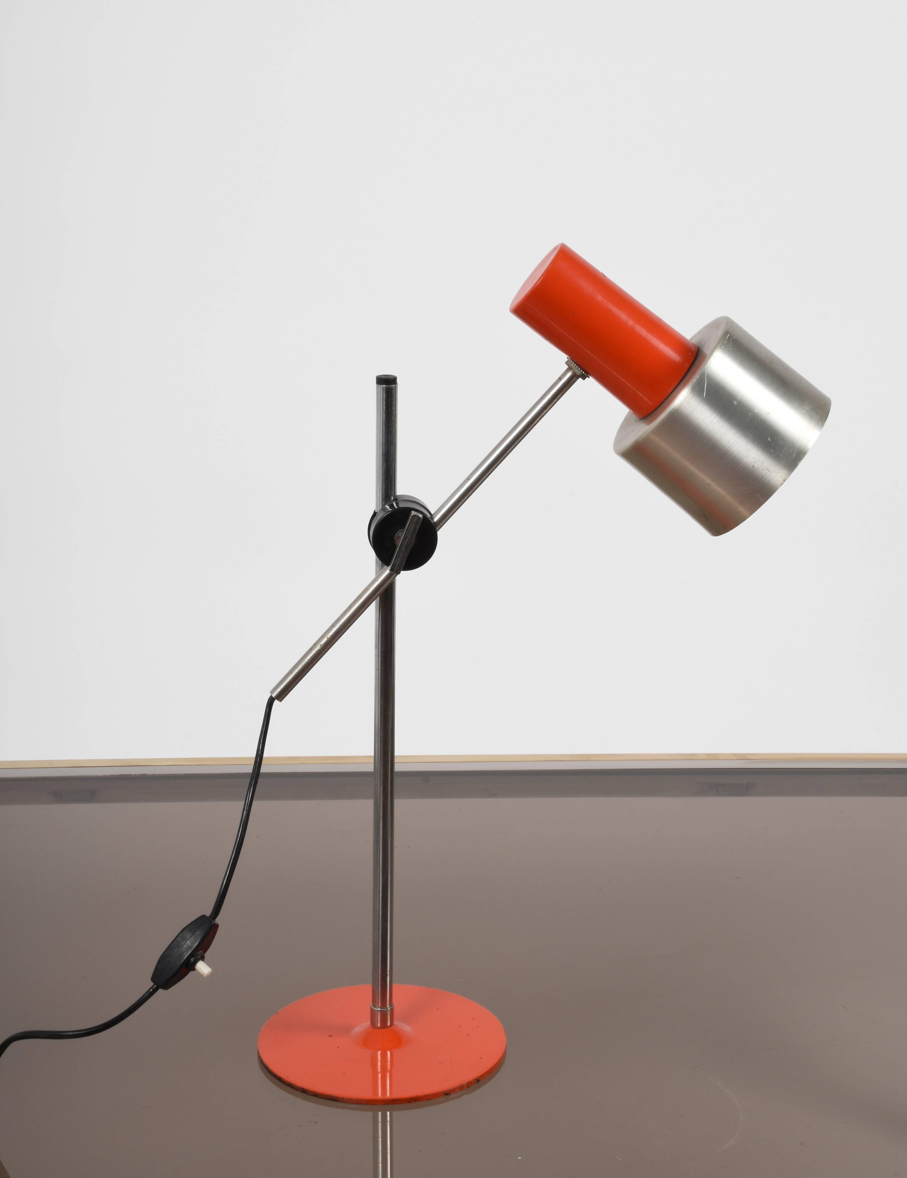 Midcentury Stilnovo Orange Metal and Aluminium Adjustable Table Lamp, 1960s In Good Condition For Sale In Roma, IT