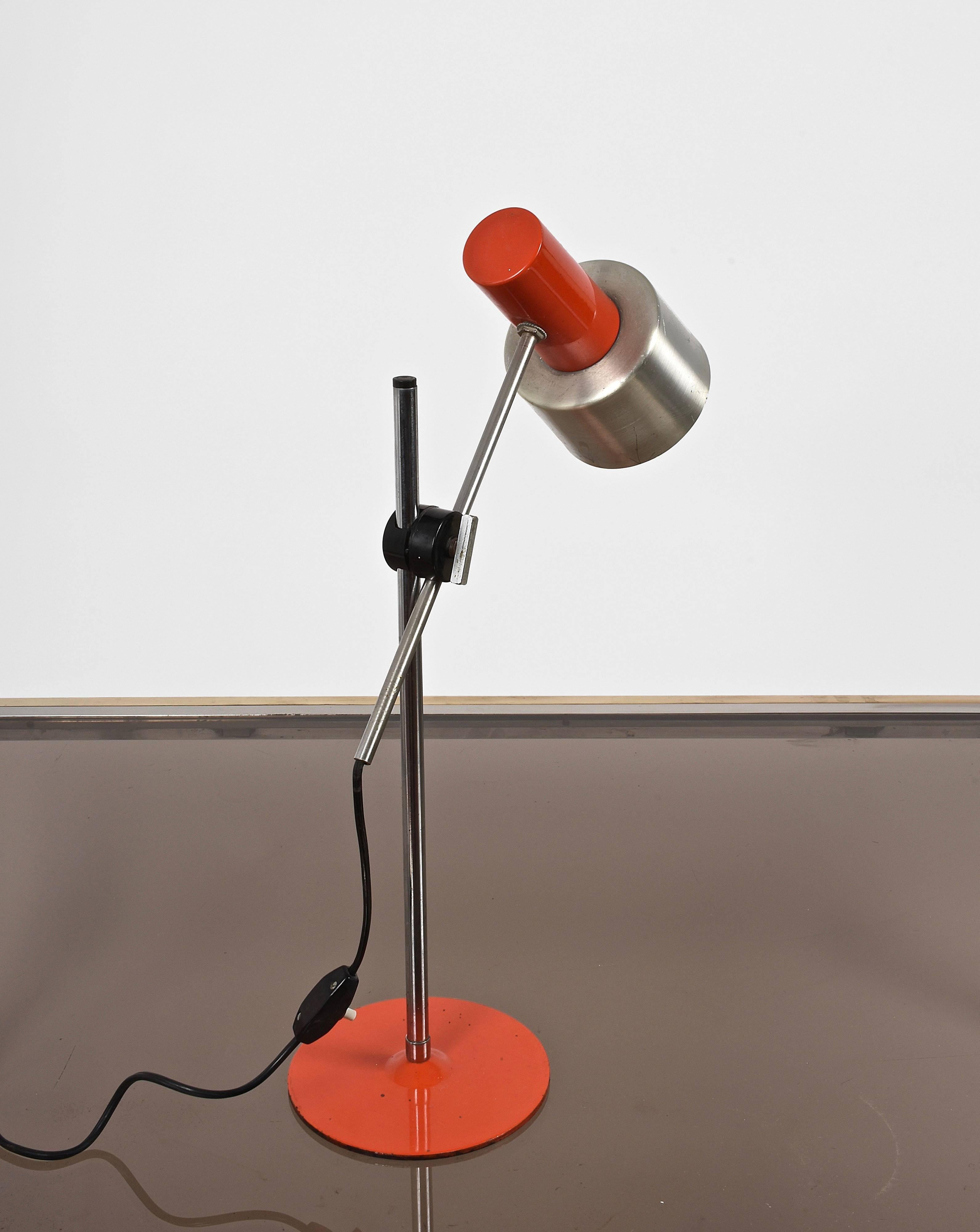 Midcentury Stilnovo Orange Metal and Aluminium Adjustable Table Lamp, 1960s For Sale 1
