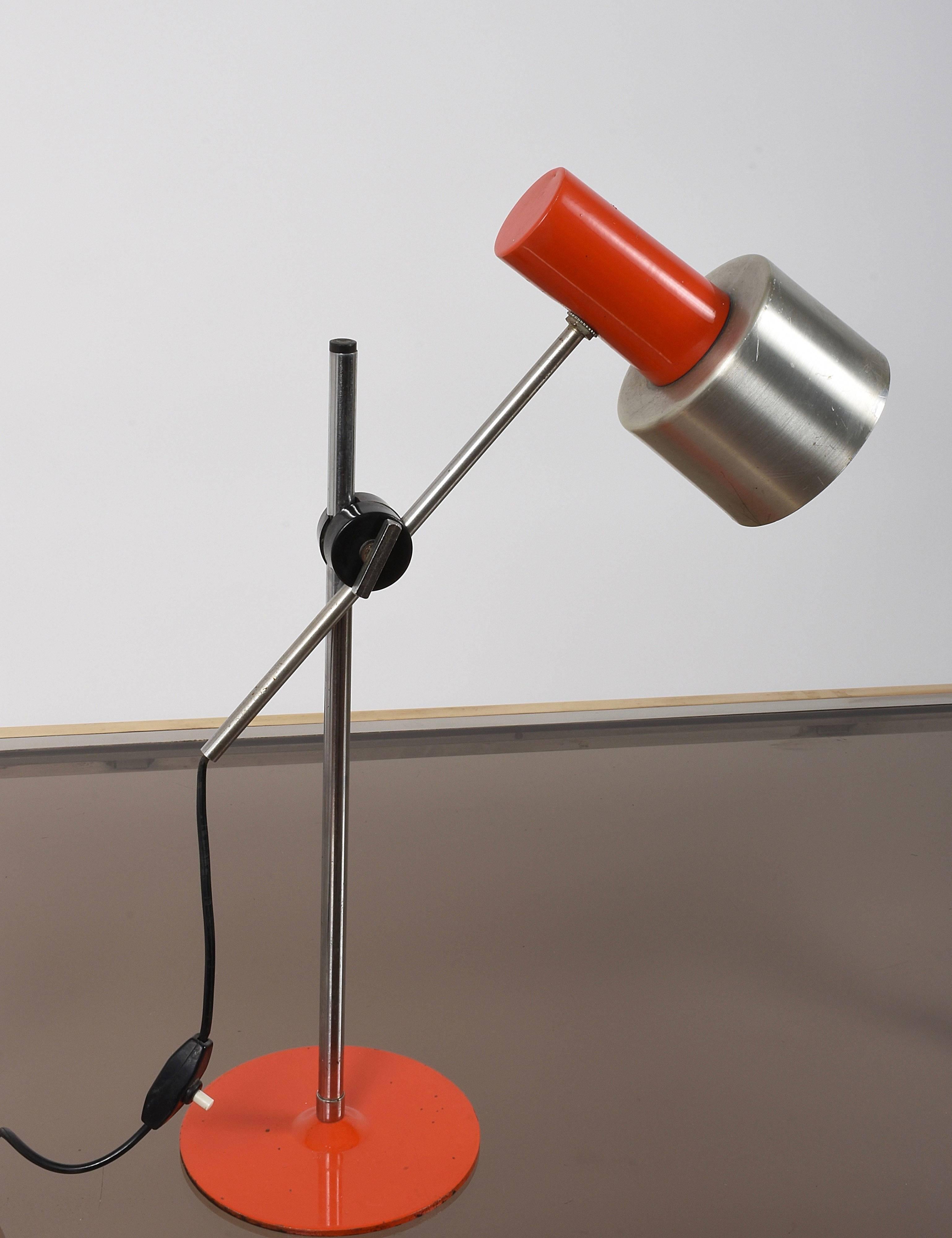 Midcentury Stilnovo Orange Metal and Aluminium Adjustable Table Lamp, 1960s For Sale 2