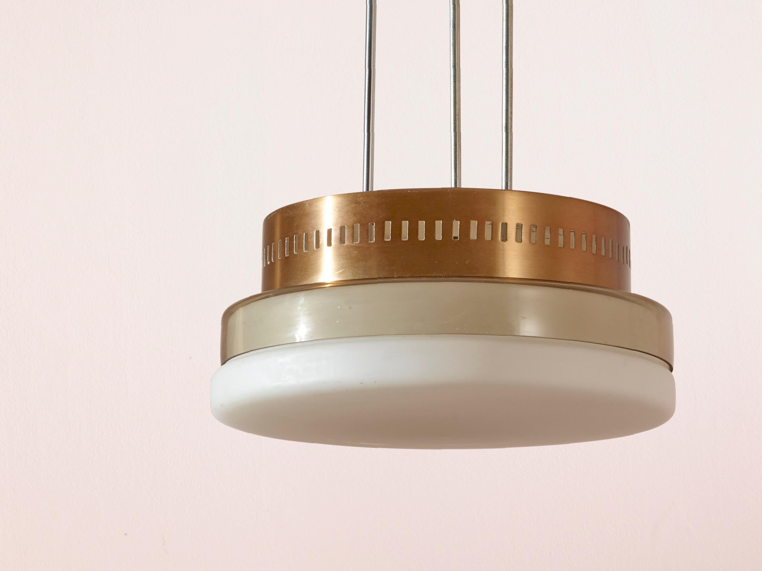 Mid-Century Modern Lampe à suspension de style Stilnovo du milieu du siècle dernier en verre et cuivre, Italie, années 1960 en vente