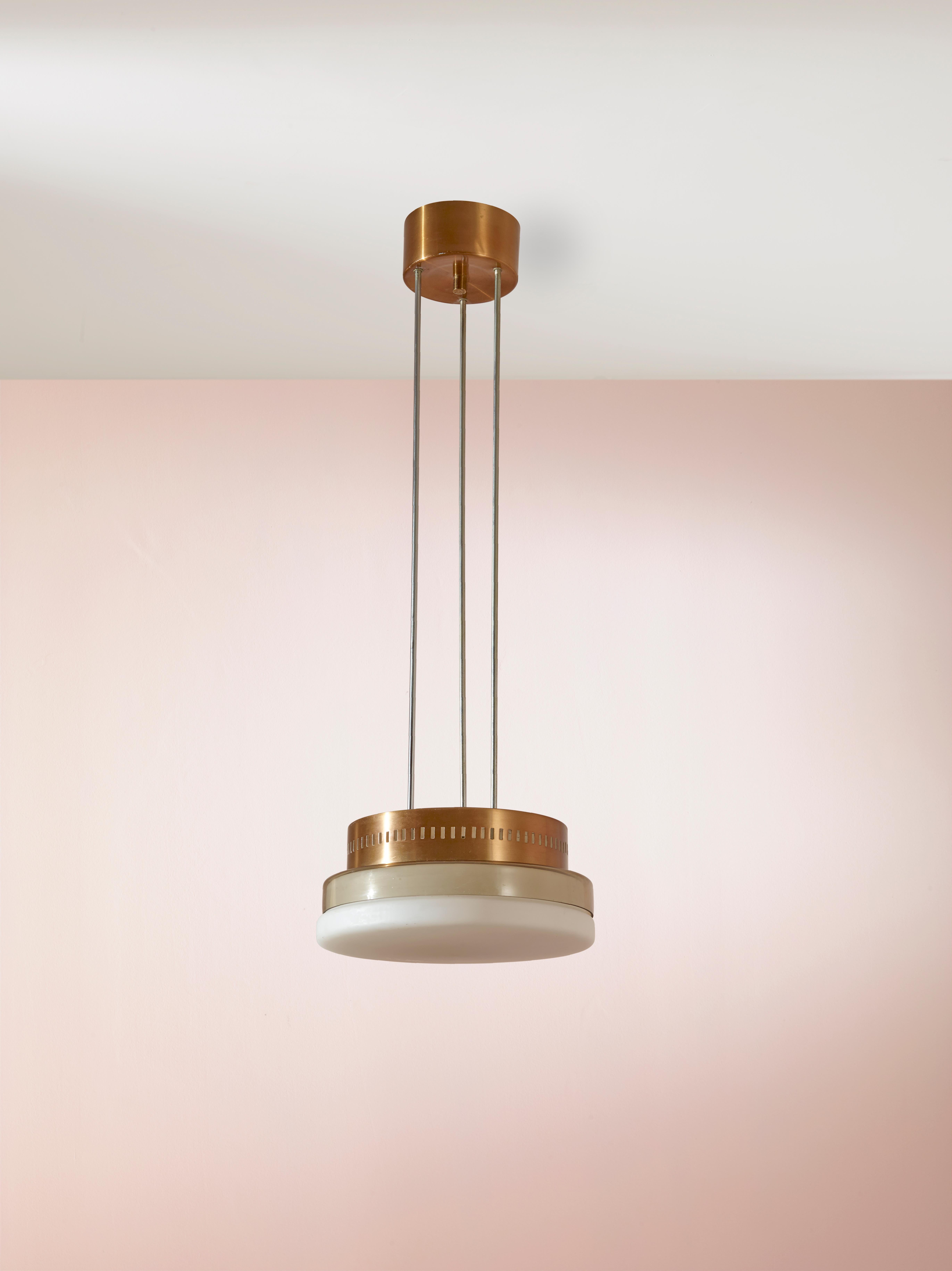 Milieu du XXe siècle Lampe à suspension de style Stilnovo du milieu du siècle dernier en verre et cuivre, Italie, années 1960 en vente