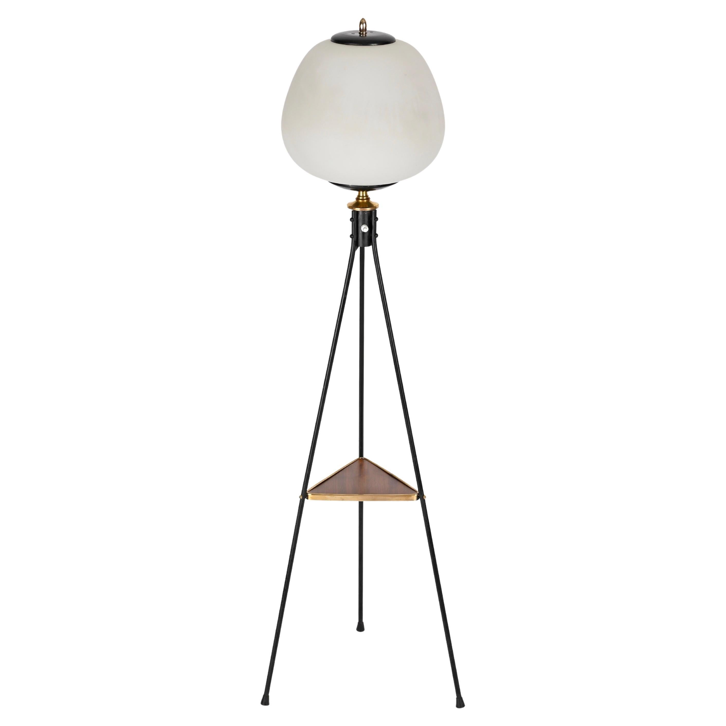 Lampadaire tripode Stilnovo du milieu du siècle en laiton, métal et verre opalin Italie années 1950