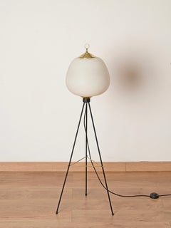 Lampadaire tripode Stilnovo du milieu du siècle en laiton, verre opalin, métal, Italie 1950