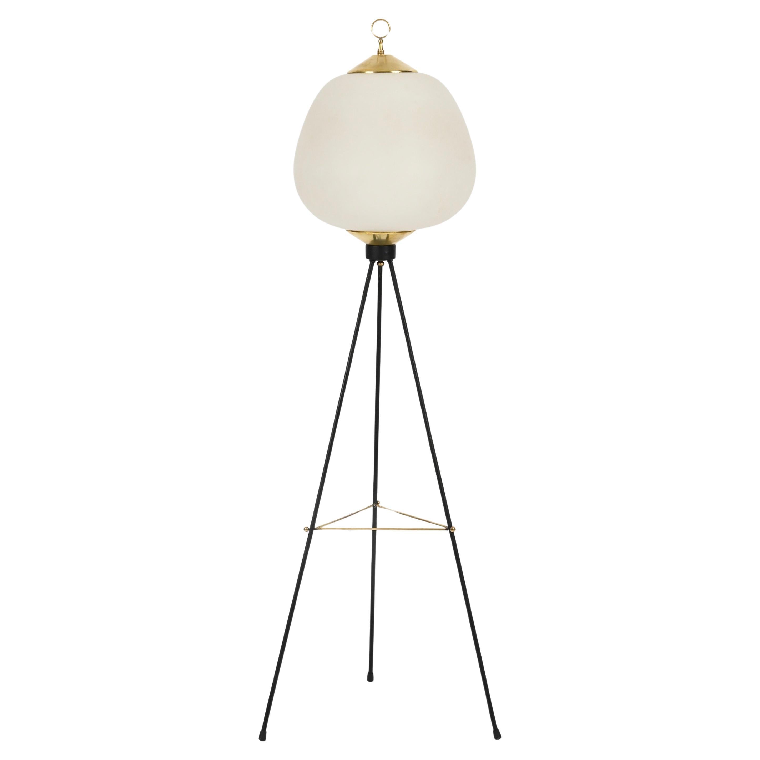 Lampada da terra a treppiede in ottone, vetro opalino e metallo, Italia, 1950
