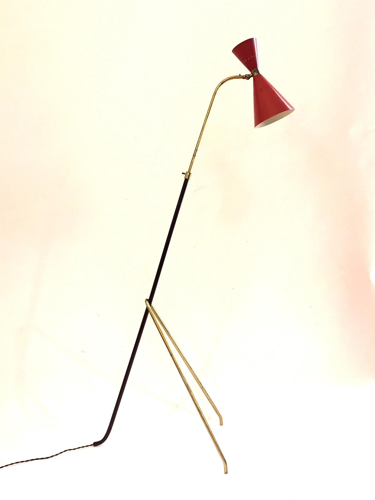 Midcentury Stilnovo Vintage Brass and Red Lacquered Adjustable Floor Lamp In Good Condition In Madrid, ES