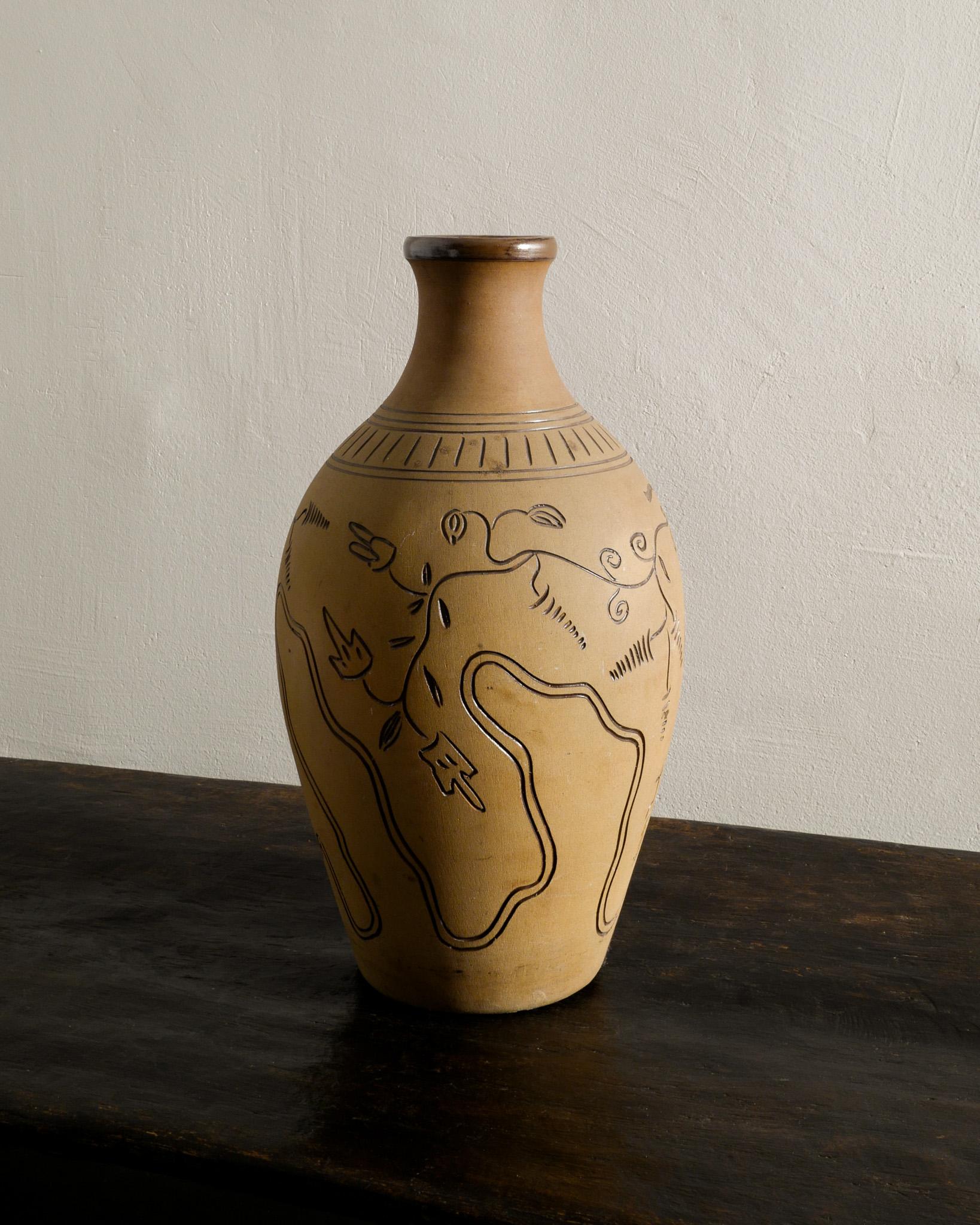 Rare vase de sol en grès scandinave du milieu du siècle par Sven BOLIN produit par Höganäs Keramik Suède dans les années 1940. En bon état d'origine.
Signé. 

Dimensions : H : 52 cm / 20.5