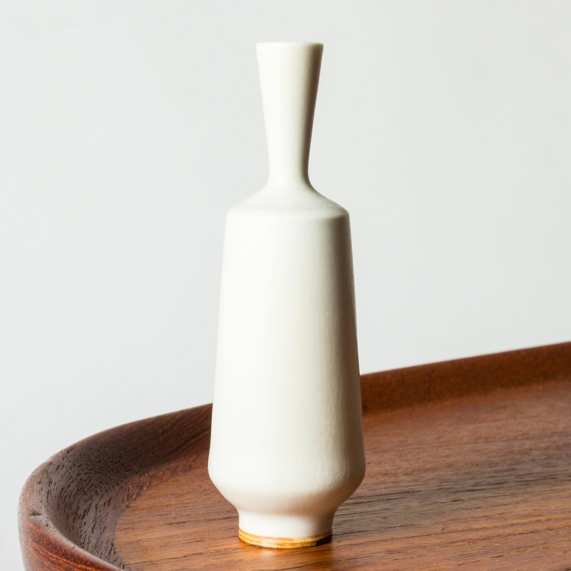Vase miniature en grès de Berndt Friberg, de forme cylindrique élancée et légèrement effilée, avec une glaçure blanche en forme de fourrure de lièvre.

Berndt Friberg était un céramiste suédois, renommé pour ses vases en grès et ses récipients pour