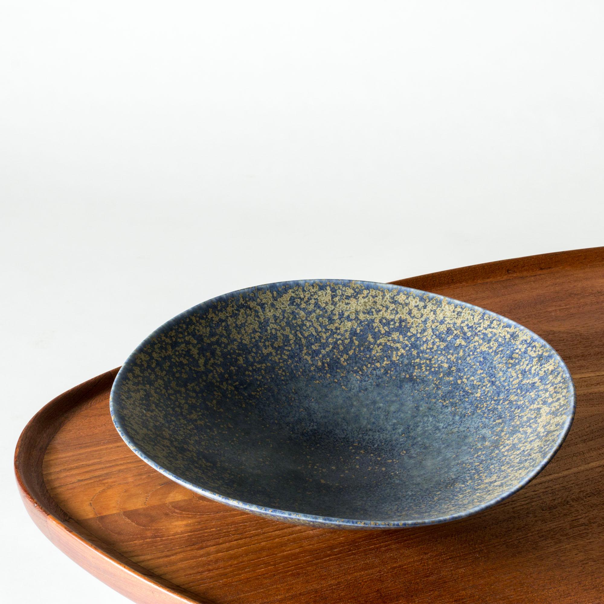 Bellissimo piatto in gres di Carl-Harry Stålhane, dalla forma ampia e rotonda con bordo ondulato. Smalto blu scuro polveroso con un motivo di macchie gialle 