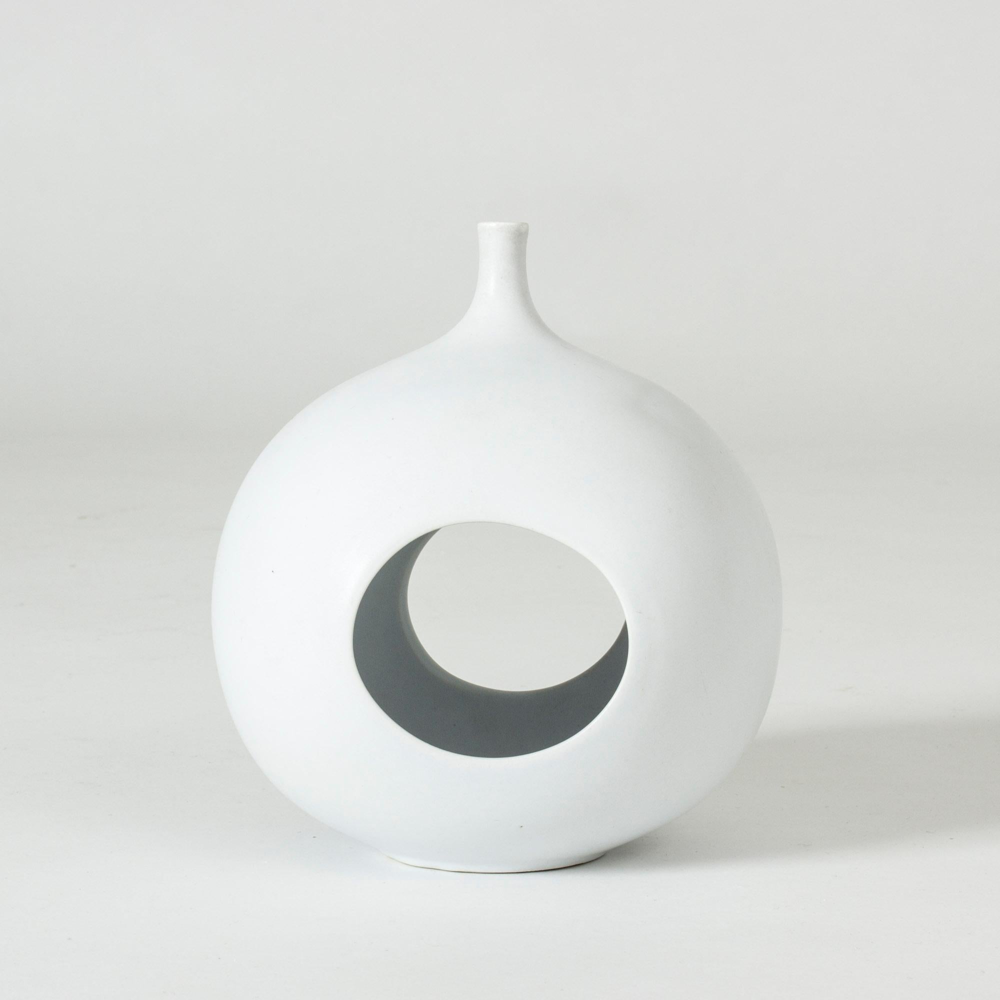 “Pungo” vase by Stig Lindberg, made in smooth Carrara glazed stoneware. This is a very rare piece in the “Pungo” series, which was produced between 1953 and 1964. Beautiful, clean lines with a sensual organic expression.