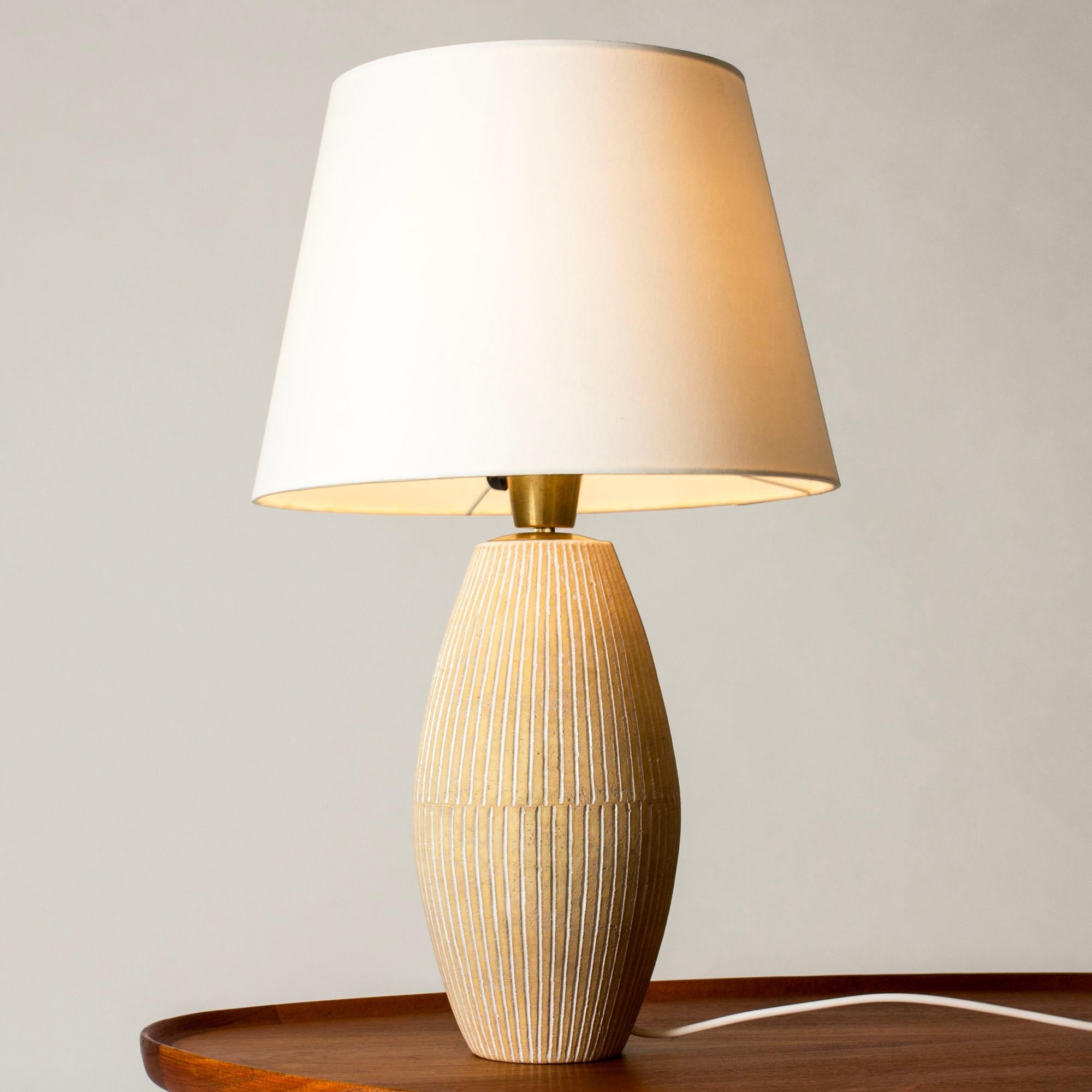Lampe de table Chamotte en grès d'Edgar Böckman à la forme épurée. Partiellement non émaillé, glaçure blanche dans les bandes verticales gaufrées.