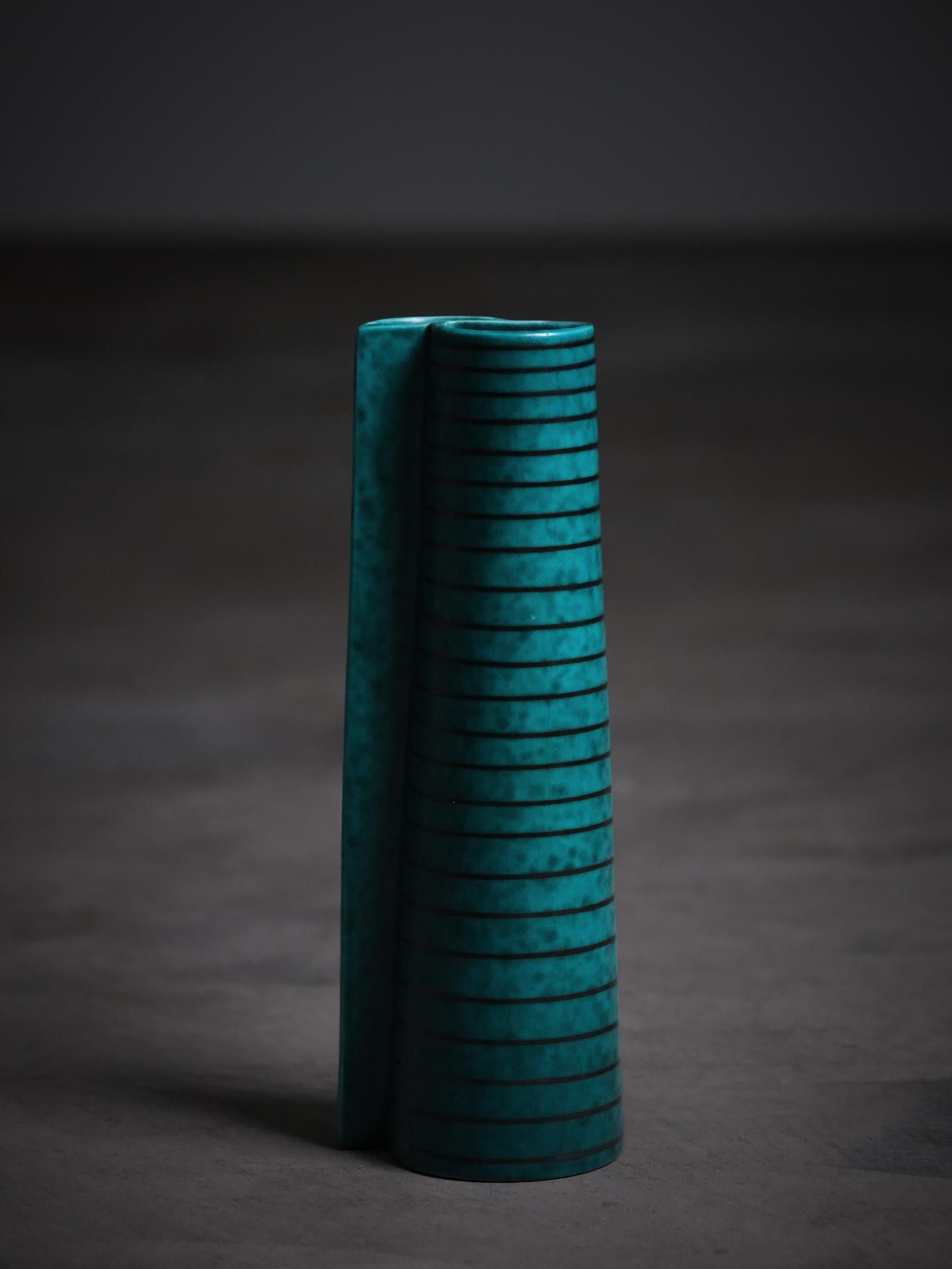 Magnifique vase conçu par Wilhelm Kåge pour Gustavsberg, Suède, dans les années 1940.  

Vase en surrea de la série 'Argenta'. 