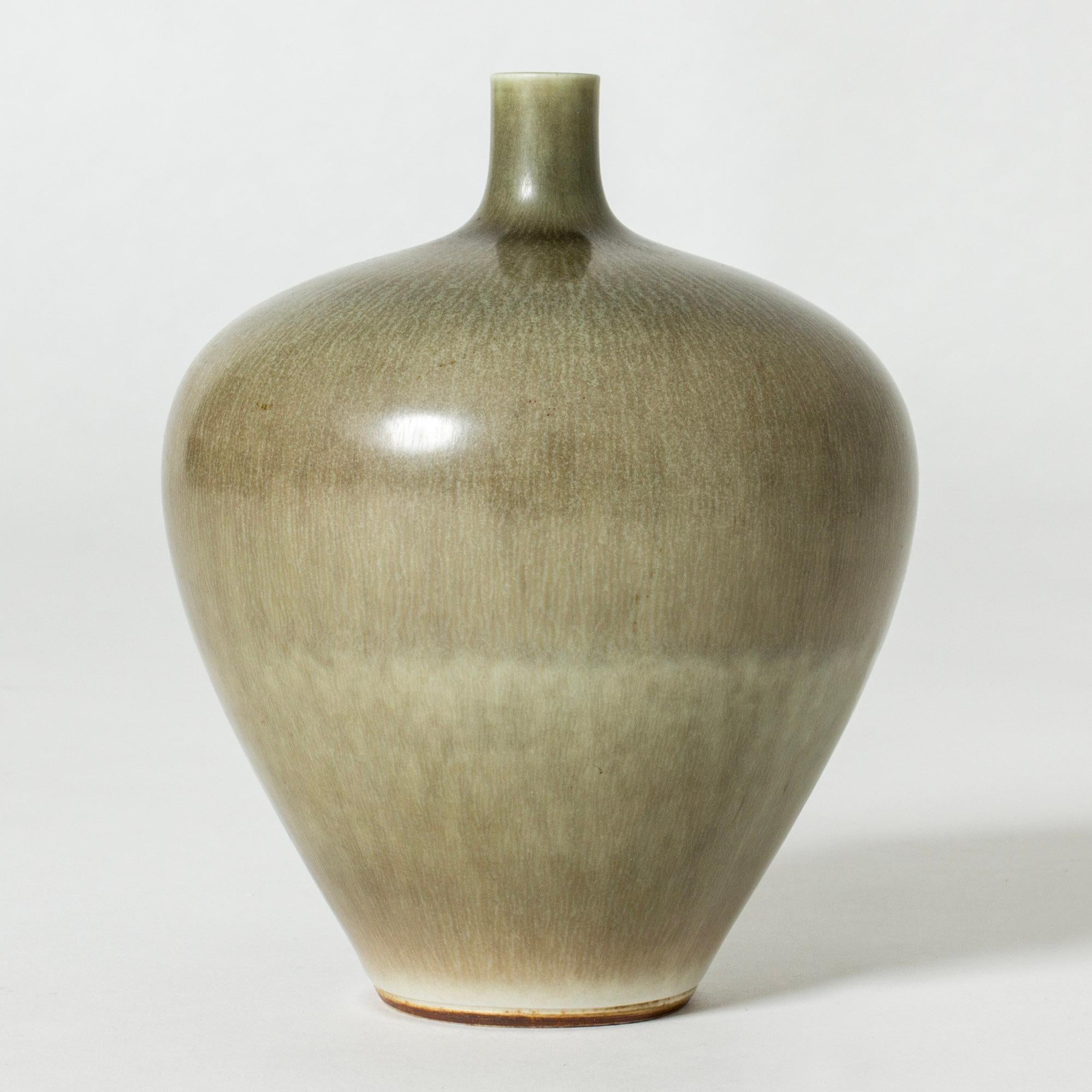Schöne Vase aus Steinzeug von Berndt Friberg in eleganter Apfelform. Das Fell des Hasen glänzt in wechselnden, maulwurfsfarbenen Nuancen.

Berndt Friberg war ein schwedischer Keramiker, der für seine Steinzeugvasen und -gefäße für Gustavsberg