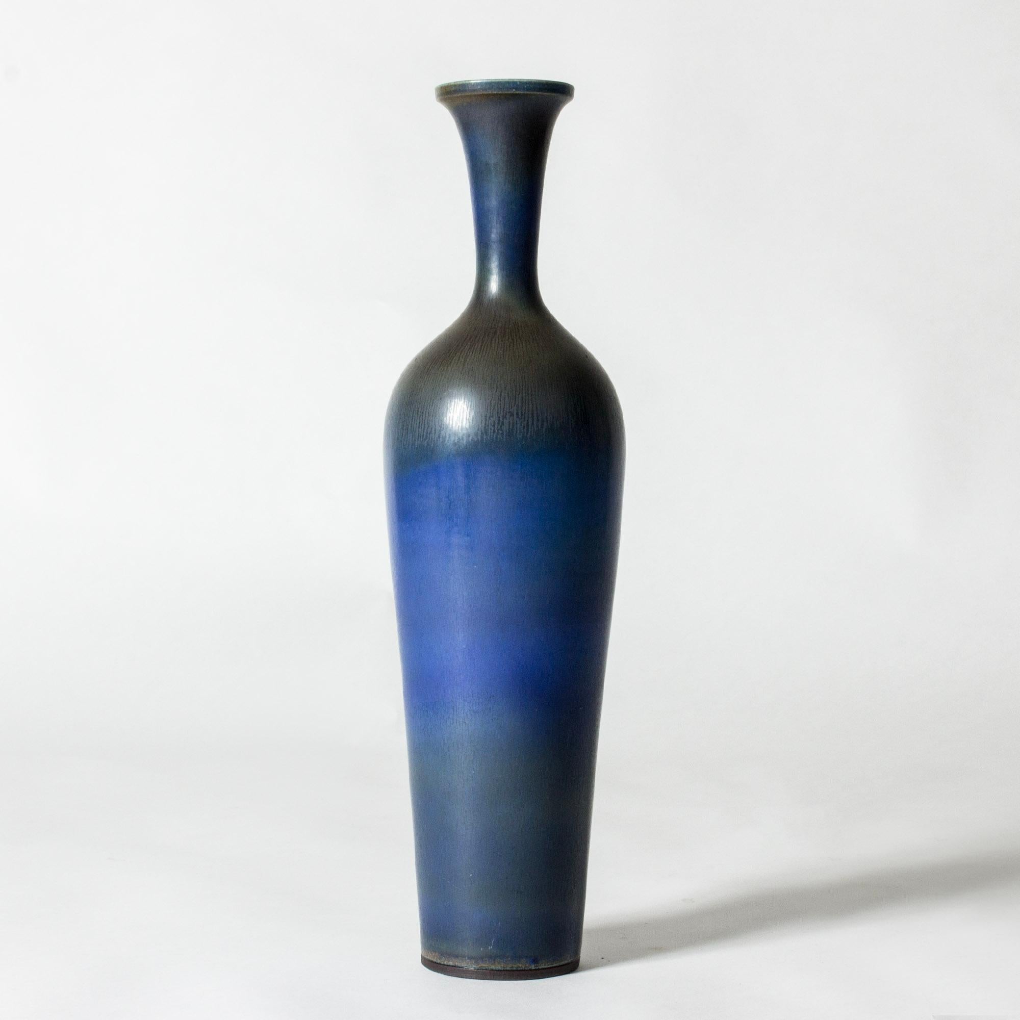 Superbe vase surdimensionné en grès de Berndt Eleg, de forme élégante, avec une belle glaçure bleu foncé en forme de fourrure de lièvre. Taille rare.

Berndt Friberg était un céramiste suédois, renommé pour ses vases en grès et ses récipients pour