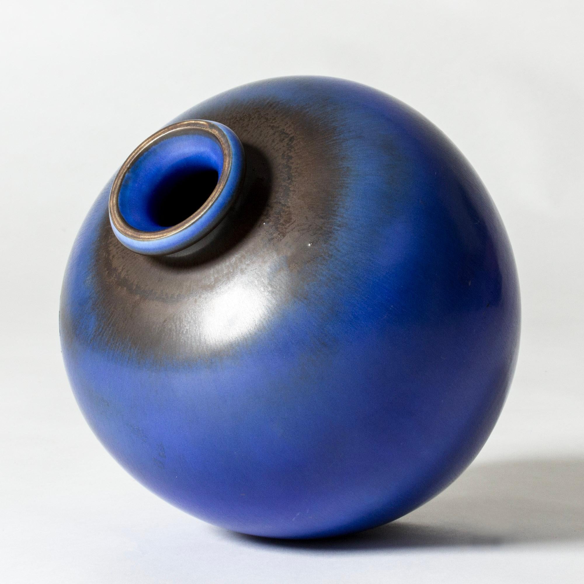 Grande vaso in gres di Berndt Friberg, con una bella forma rotonda e un collo spesso. Smalto blu vibrante di pelliccia di lepre con aree più scure.

Berndt Friberg era un ceramista svedese, famoso per i suoi vasi e recipienti in gres per