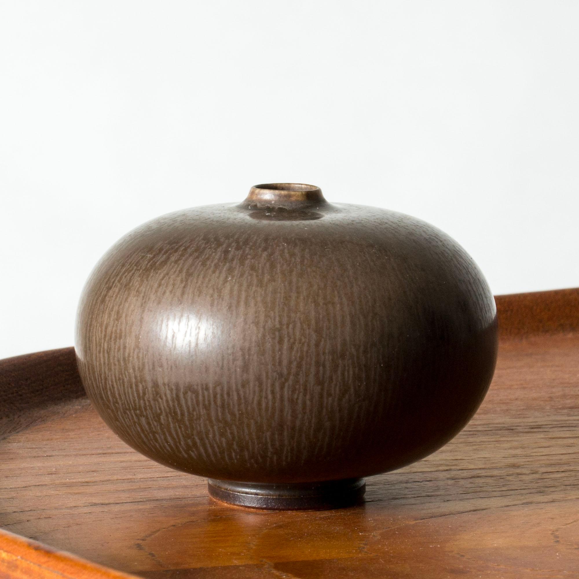Bellissimo vaso in miniatura in gres di Berndt Friberg, dalla forma compatta e liscia. Smalto di pelliccia di lepre marrone scuro.

Berndt Friberg era un ceramista svedese, famoso per i suoi vasi e recipienti in gres per Gustavsberg. I suoi disegni