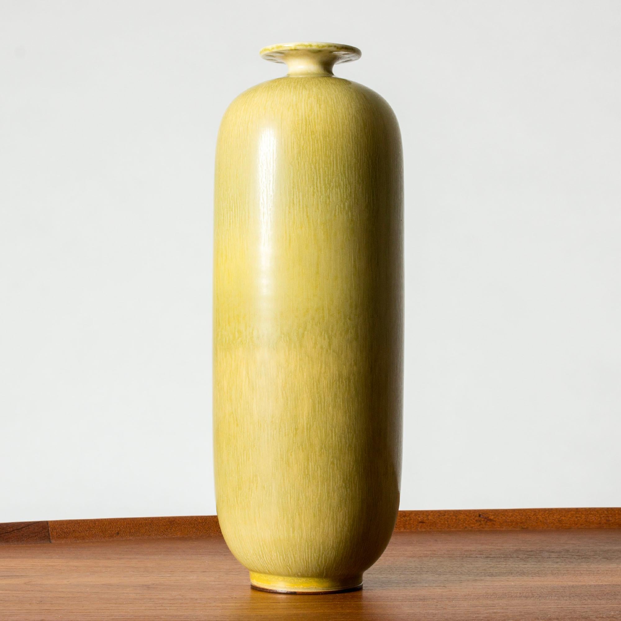 Bellissimo vaso in gres di Berndt Friberg, dall'elegante forma a cilindro. Smalto giallo caldo con pelliccia di lepre.

Berndt Friberg era un ceramista svedese, famoso per i suoi vasi e recipienti in gres per Gustavsberg. I suoi disegni puri e