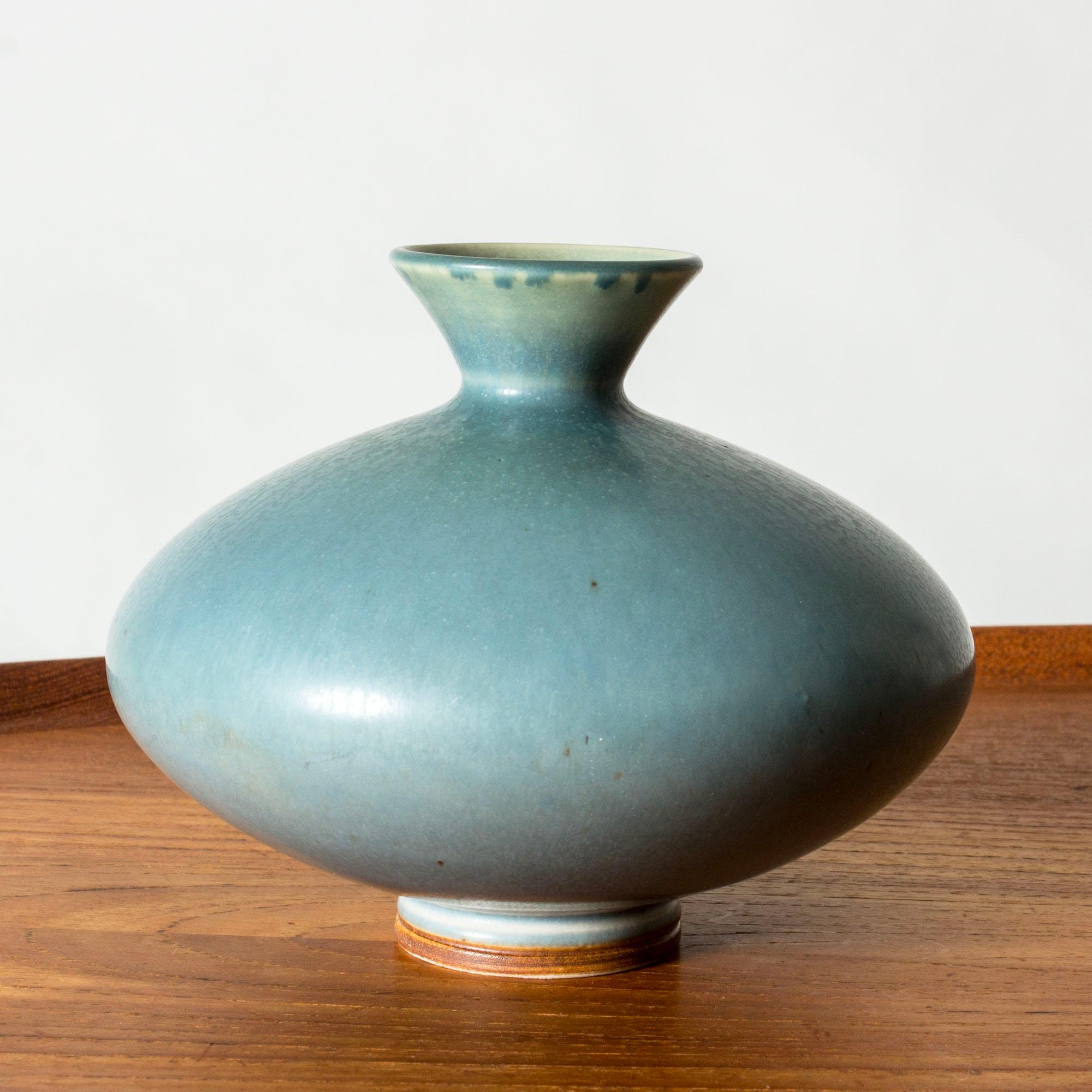 Grazioso piccolo vaso in gres di Berndt Friberg, dalla forma ampia e compatta con collo a imbuto. Decorato con una morbida pelliccia di lepre blu smaltata.

Berndt Friberg era un ceramista svedese, famoso per i suoi vasi e recipienti in gres per