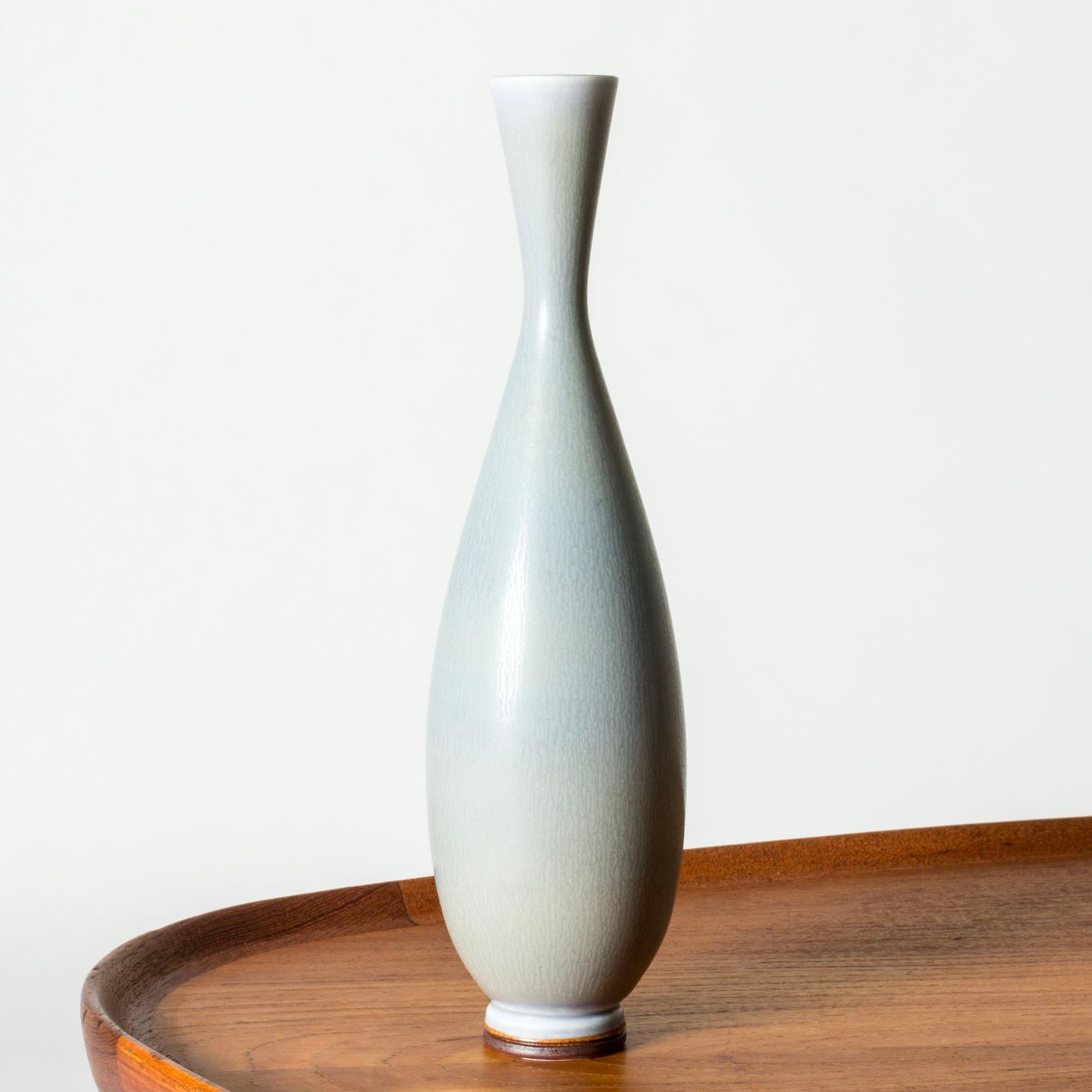 Vaso in gres di Berndt Friberg dalla forma slanciata e dalle curve affusolate. Bellissime sfumature blu pallido dello smalto di pelliccia di lepre.

Berndt Friberg era un ceramista svedese, famoso per i suoi vasi e recipienti in gres per