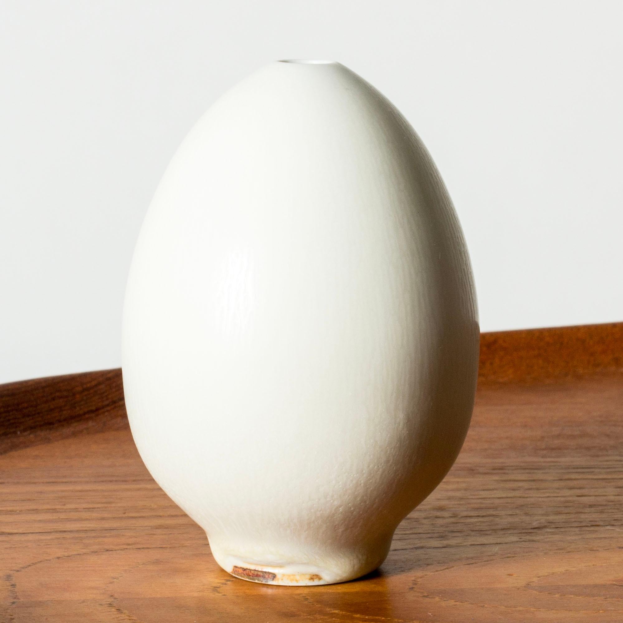 Raro piccolo vaso in gres di Berndt Friberg, a forma di uovo con un bellissimo smalto bianco a pelo di lepre.

Berndt Friberg era un ceramista svedese, famoso per i suoi vasi e recipienti in gres per Gustavsberg. I suoi disegni puri e composti con