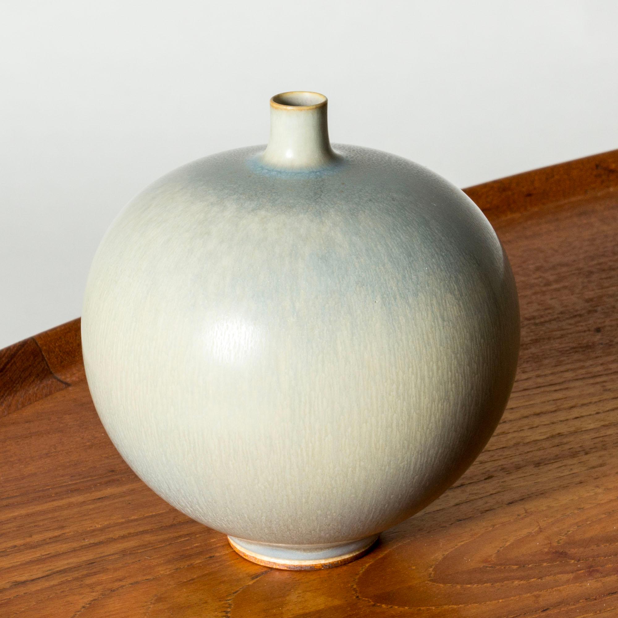Piccolo vaso in gres di Berndt Friberg, dall'accattivante forma rotonda con collo a forma di cilindro. Smalto cremoso di pelo di lepre blu chiaro.

Berndt Friberg era un ceramista svedese, famoso per i suoi vasi e recipienti in gres per Gustavsberg.