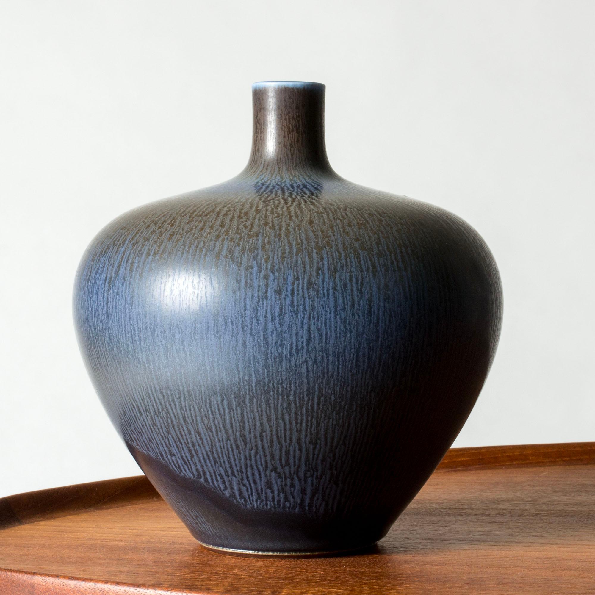 Un grande e sorprendente vaso in gres di Berndt Friberg, dalla bella forma a mela con collo a cilindro. Pelliccia di lepre blu scuro smaltata con striature marroni.

Berndt Friberg era un ceramista svedese, famoso per i suoi vasi e recipienti in